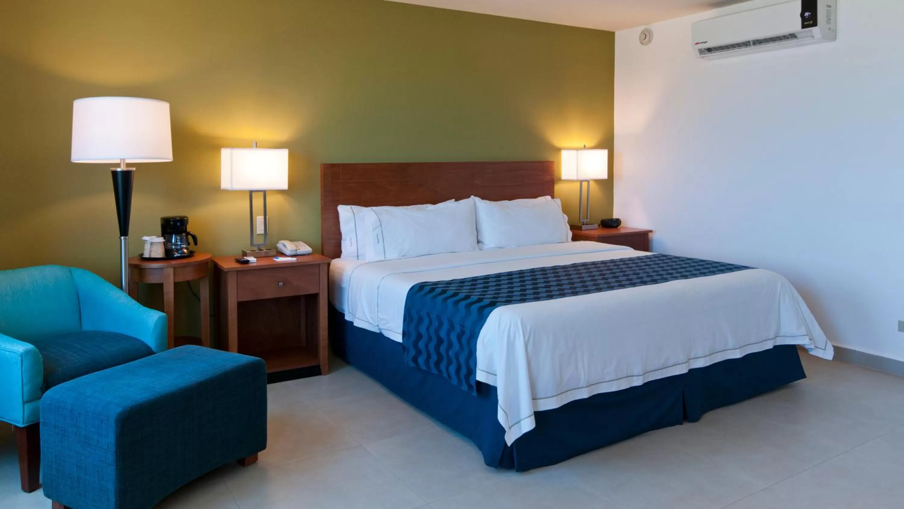 Bed in Holiday Inn Express Cabo San Lucas by IHG