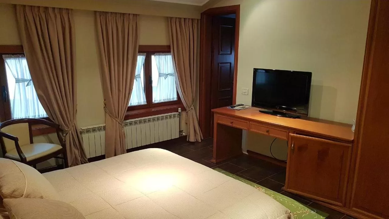 Photo of the whole room, Bed in Vila Sigal Pogradec