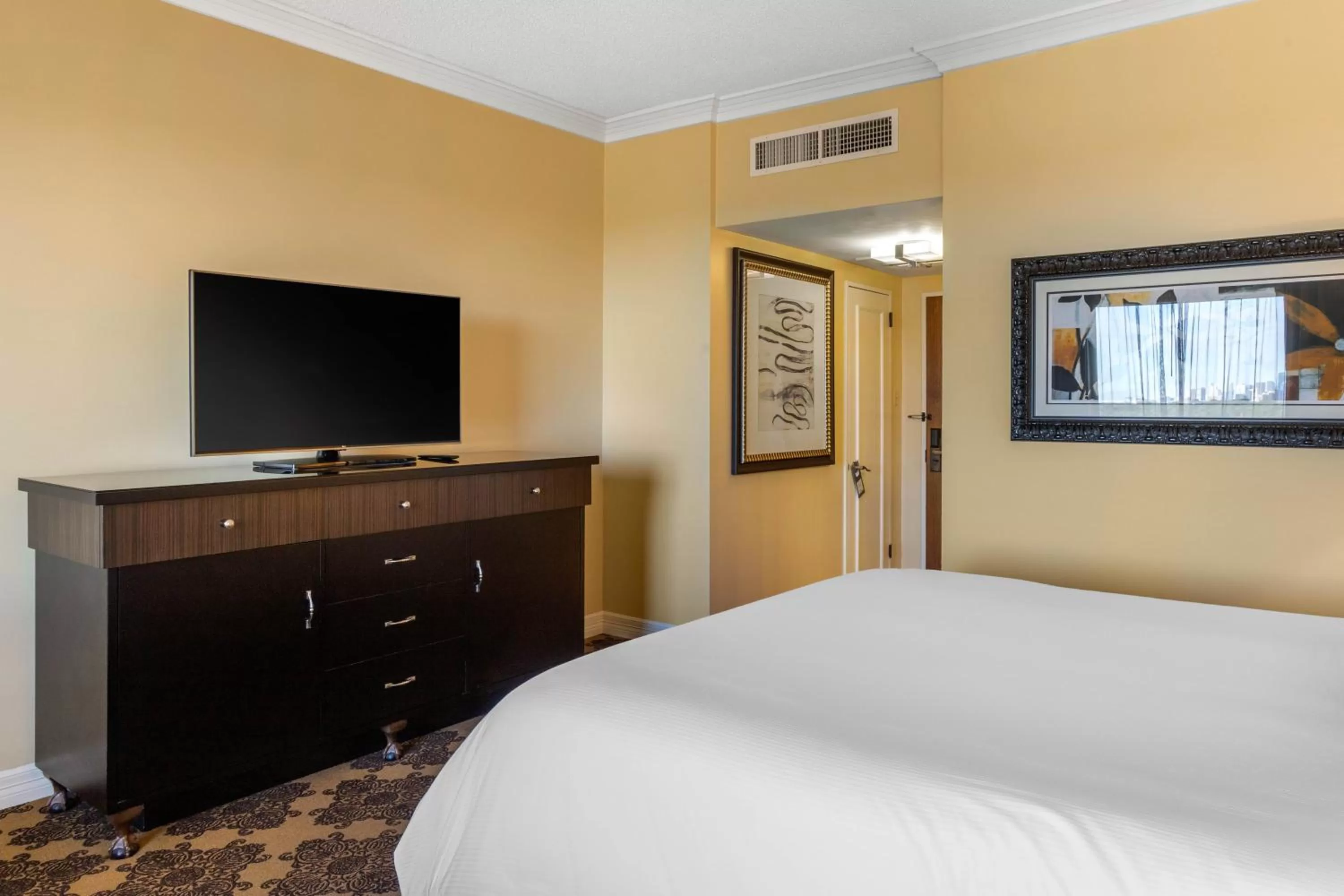 Photo of the whole room, Bed in Omni Houston Hotel