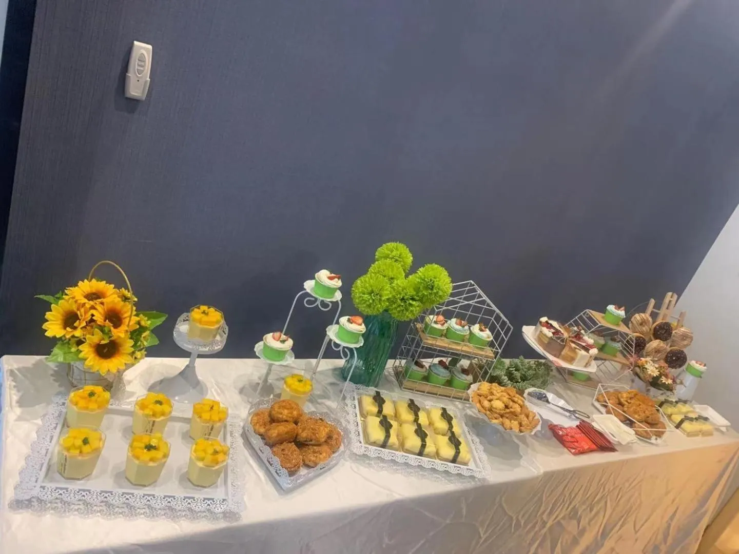 Buffet breakfast in Holiday Inn Express - Wuhan Optical Valley by IHG