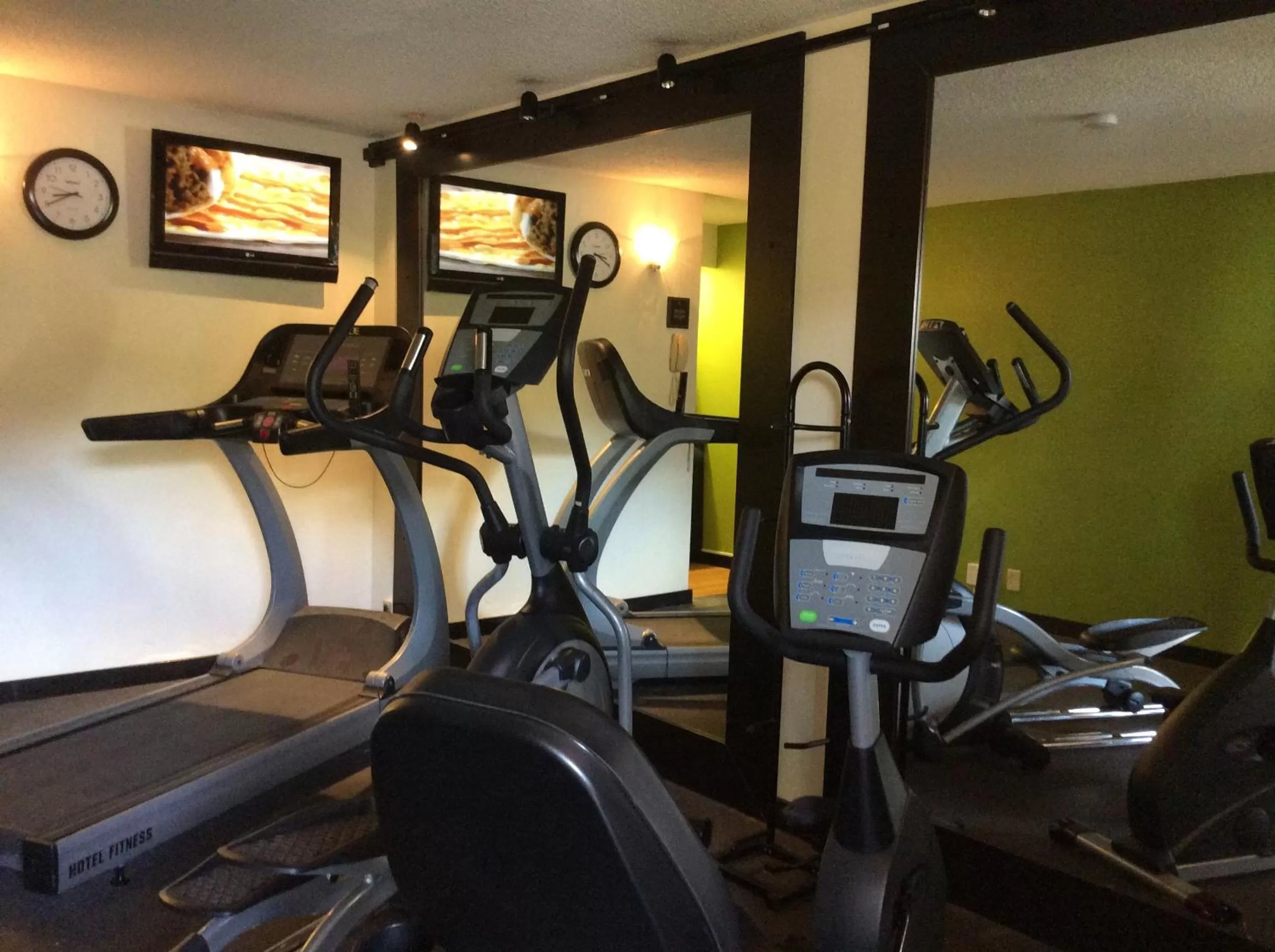 Fitness centre/facilities in Howard Johnson by Wyndham Greensboro Near the Coliseum