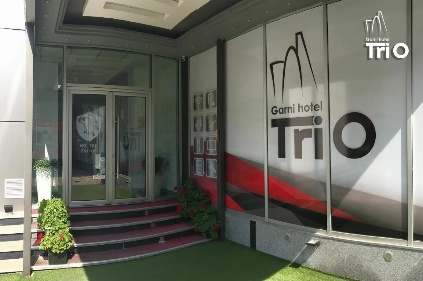 Facade/entrance in Garni Hotel Tri O