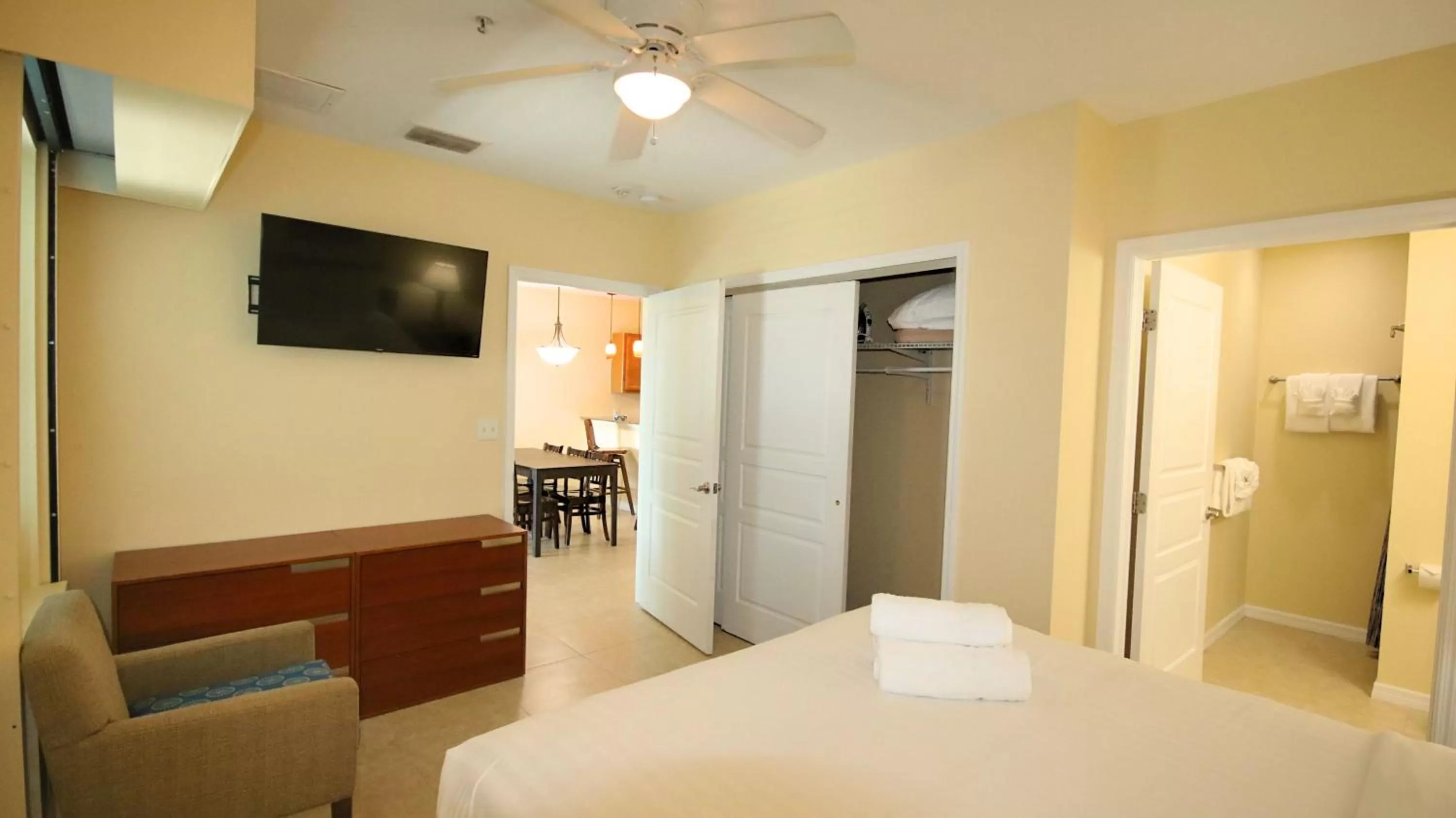 Bed in John's Pass Hotel - Fully Remote Check In