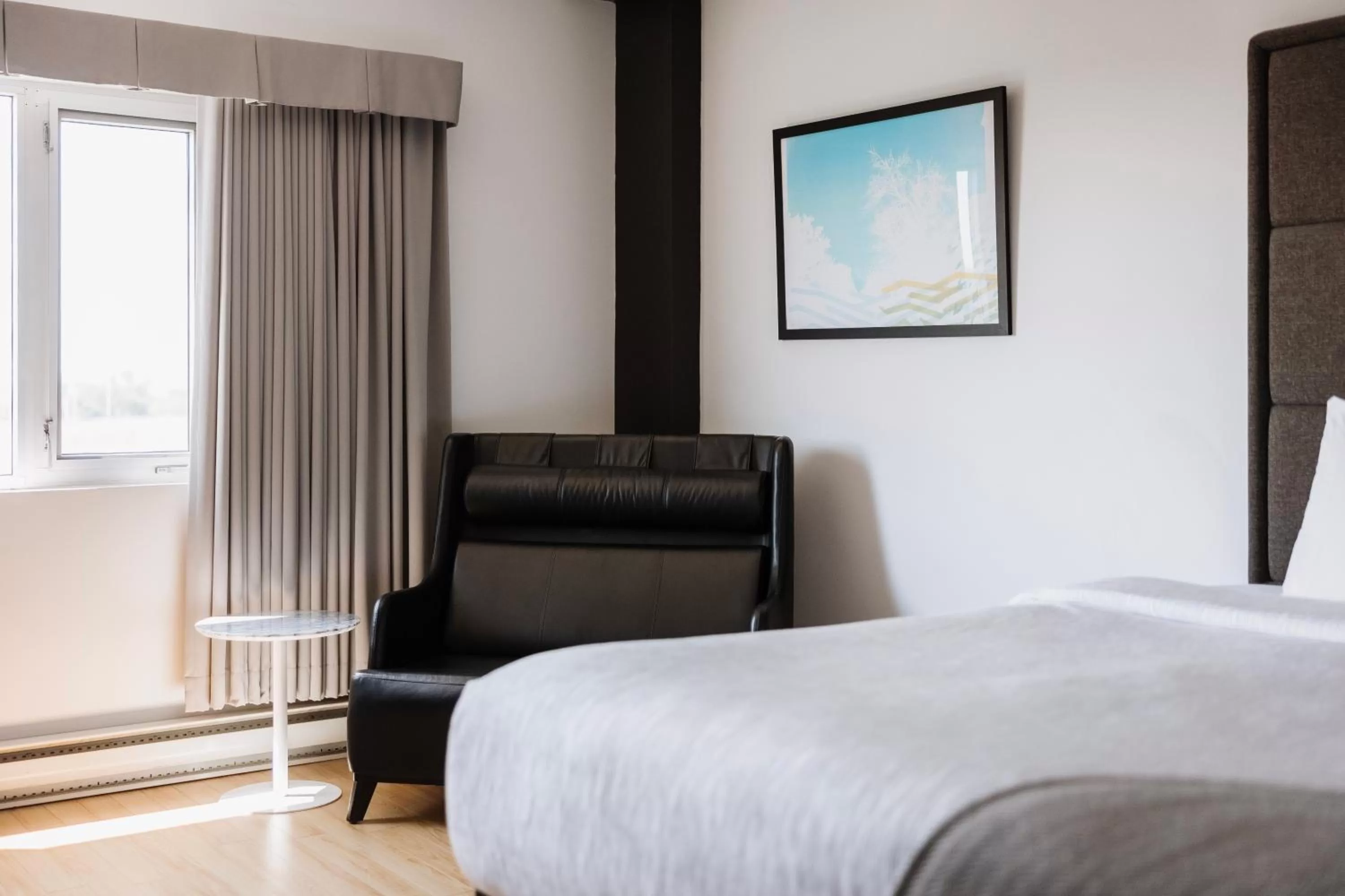 Photo of the whole room, Bed in Le Dauphin Montréal-Longueuil