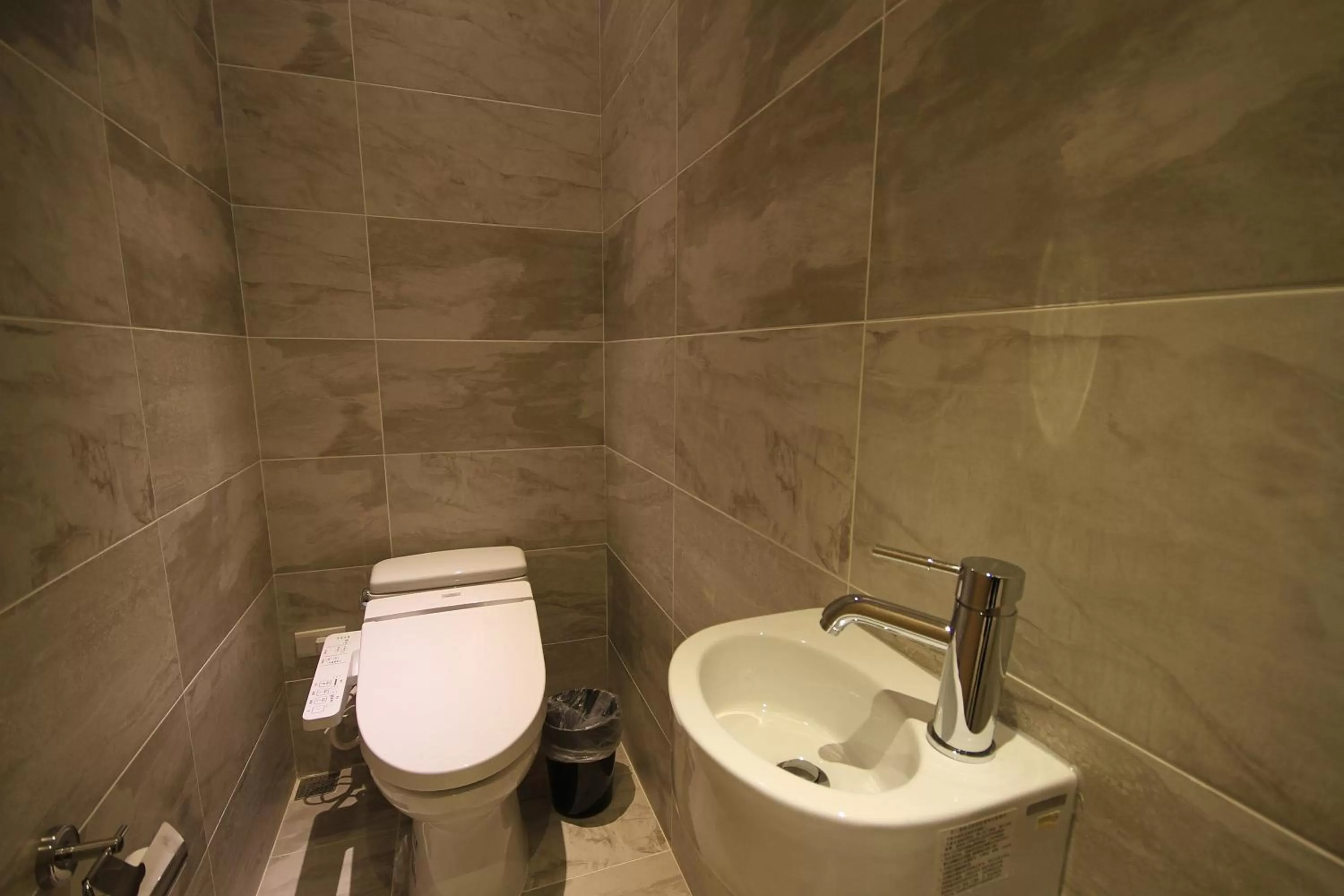 Bathroom in Hangkhau Hotel