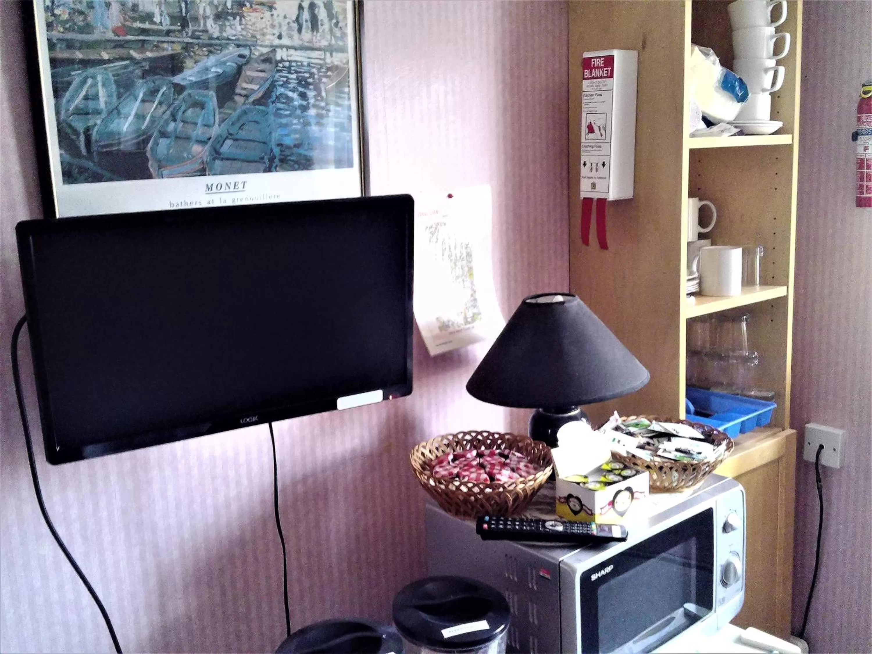 Breakfast, TV/Entertainment Center in Mike & Carolyn Ball B&B