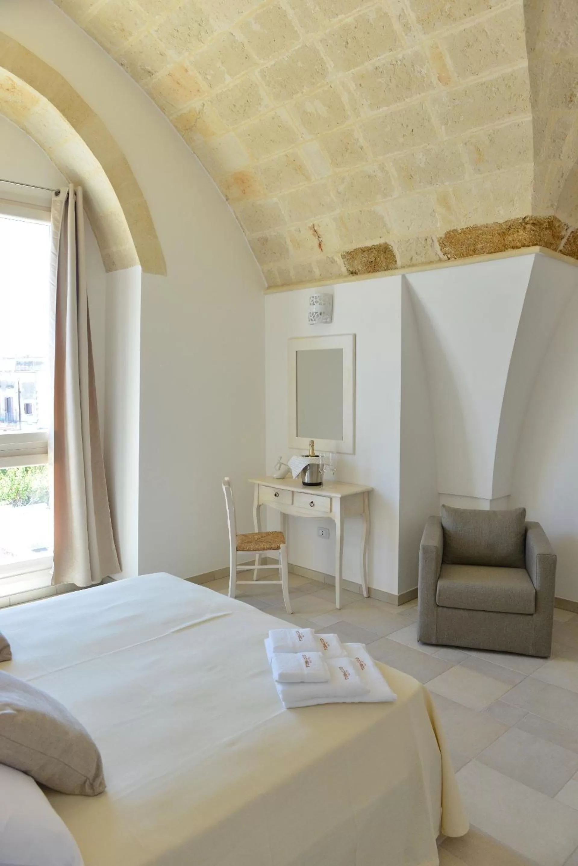 Photo of the whole room, Bed in Tobacco Suite