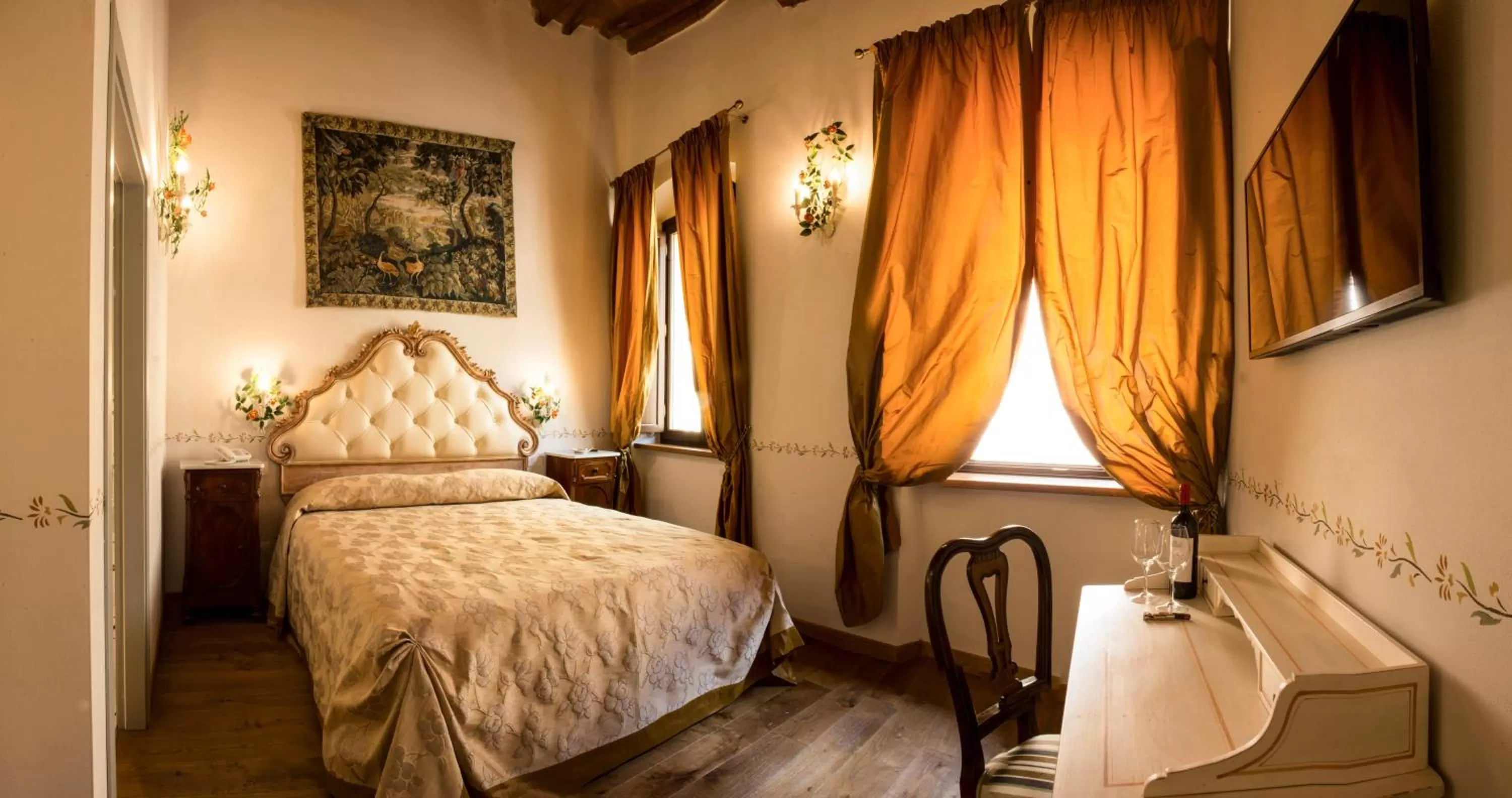 Photo of the whole room, Bed in Palazzo Pacini