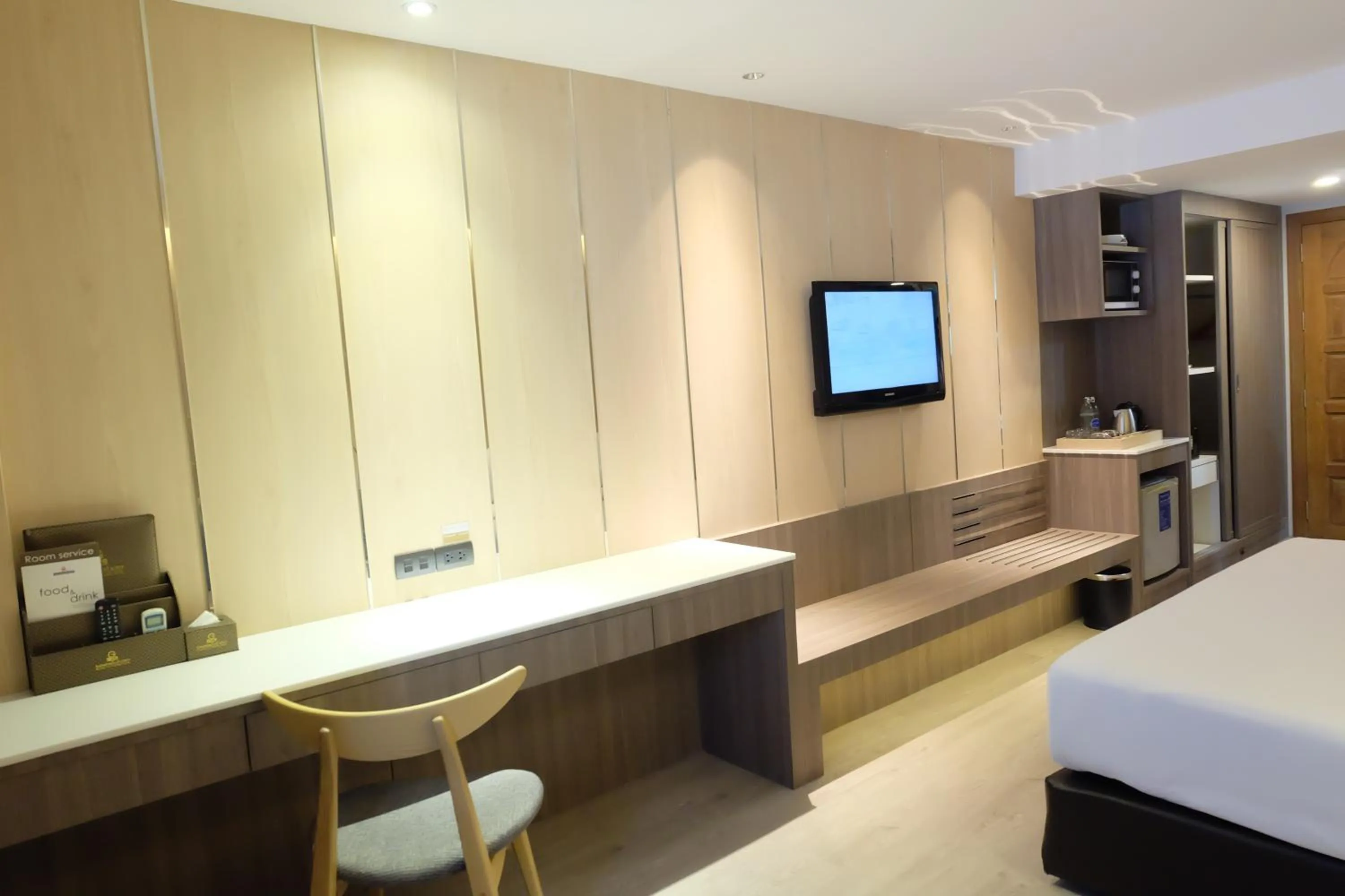 Living room, Bed in Golden City Rayong Hotel