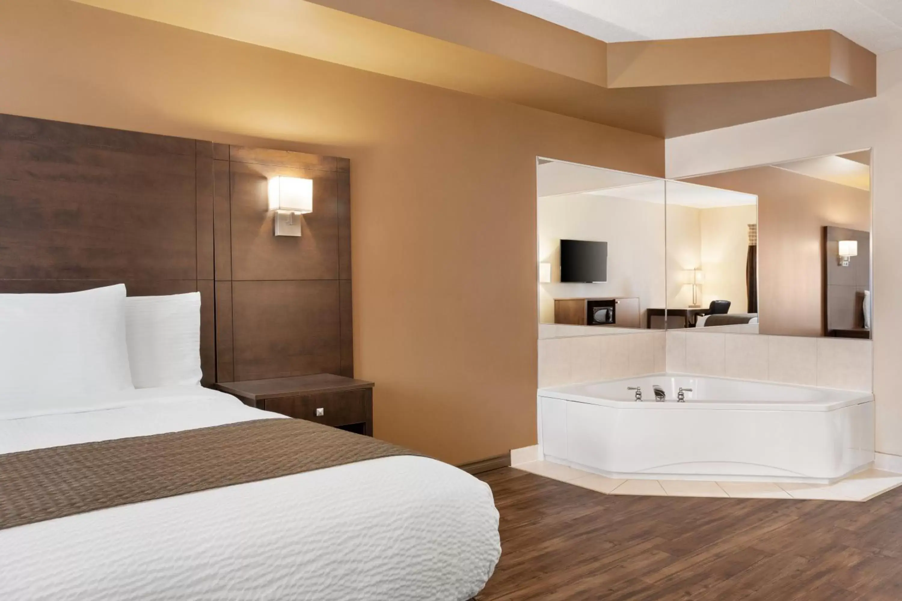 Deluxe King Suite - Non-Smoking in Days Inn by Wyndham Leamington Deluxe King Suite - Non-Smoking in Days Inn by Wyndham Leamington