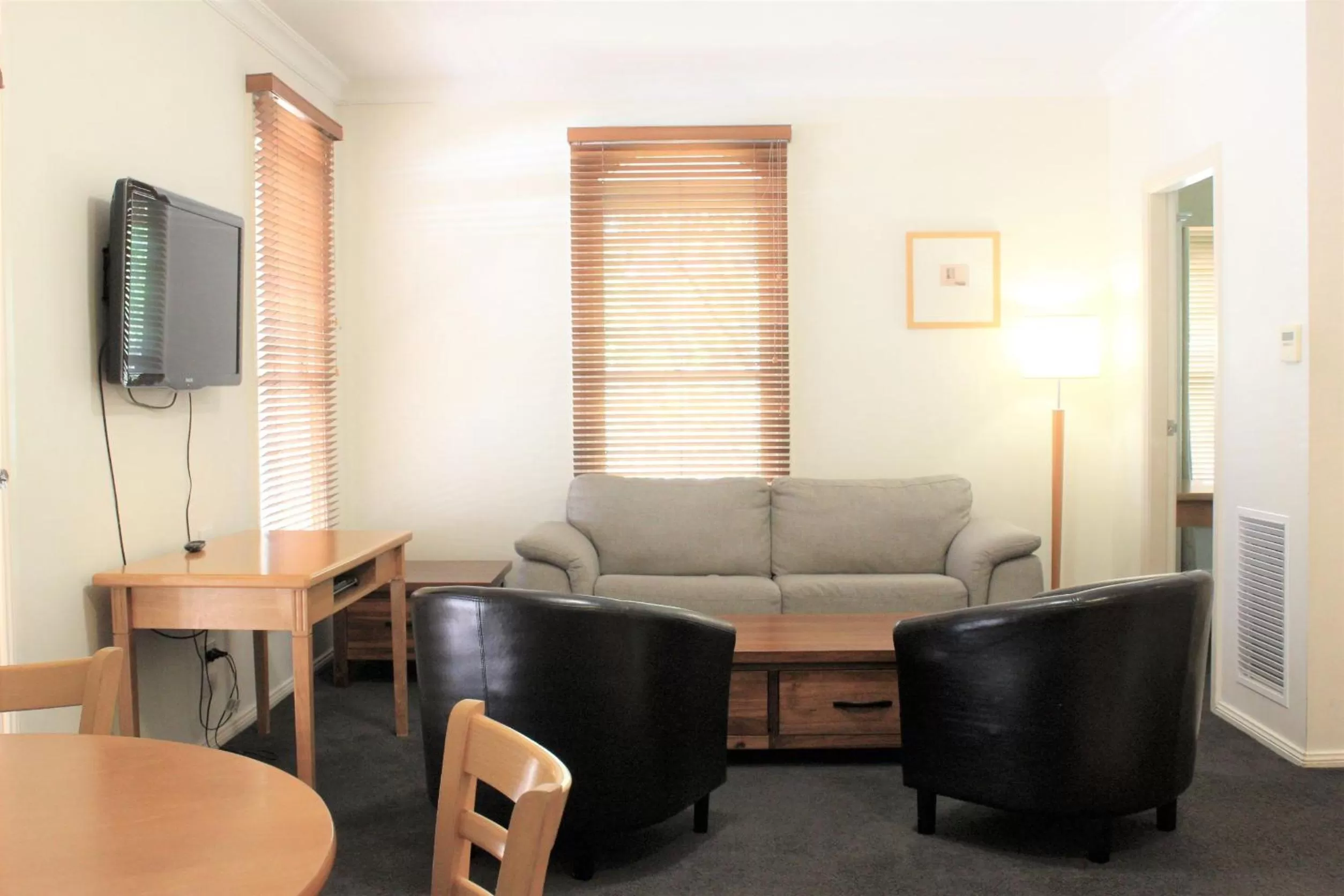 TV and multimedia in Carlyle Suites & Apartments