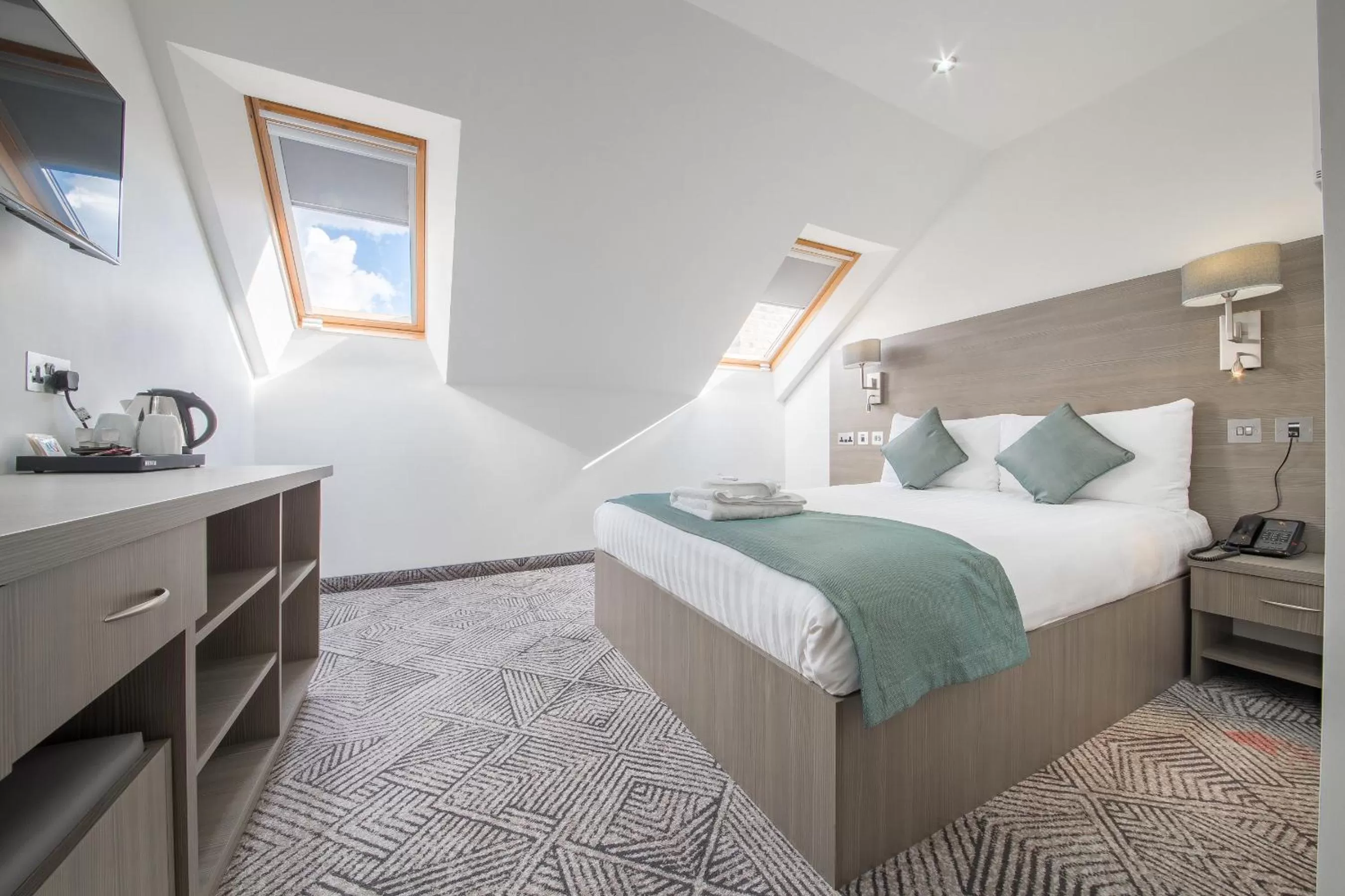 Day, Bed in The Lion & Key Hotel