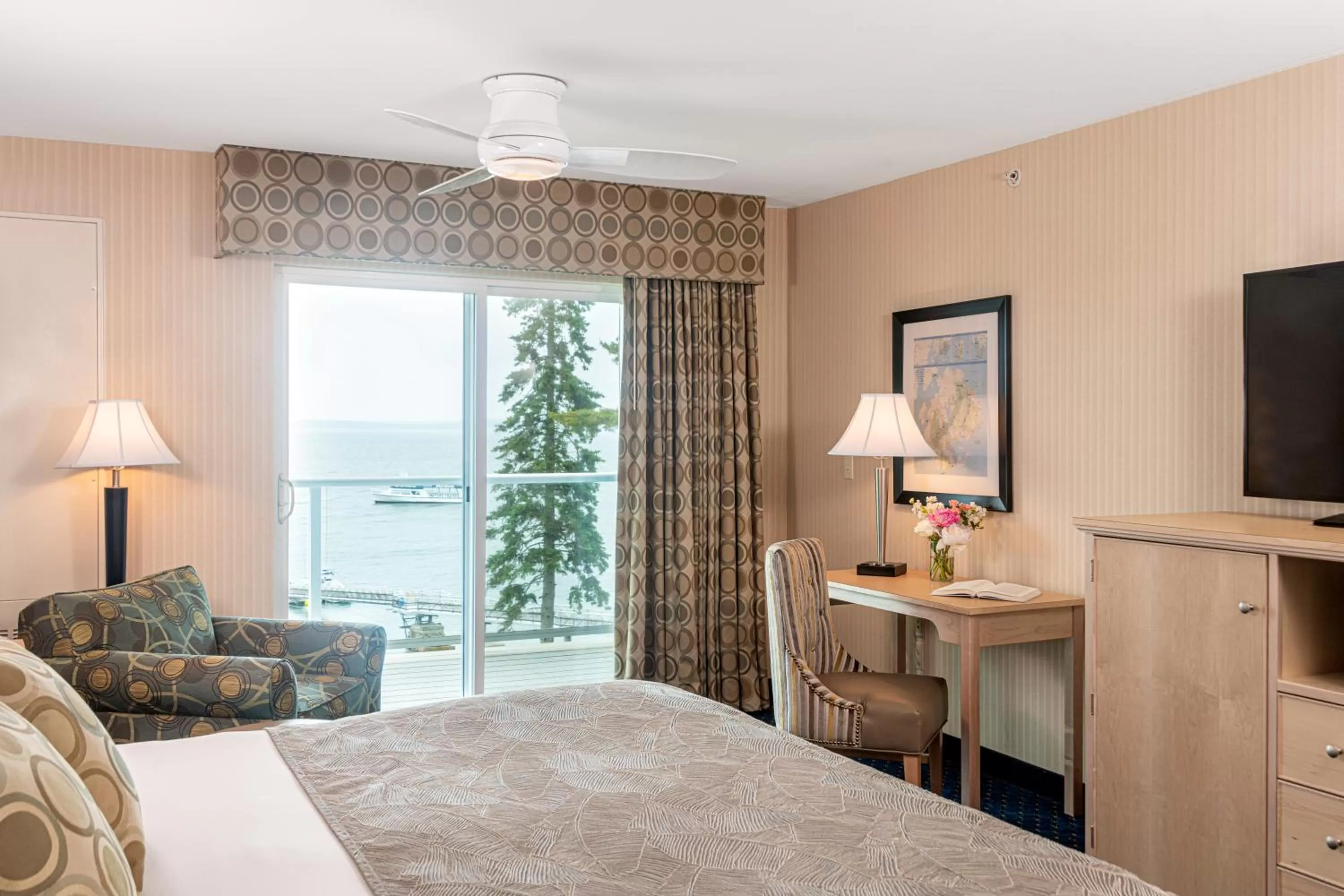 Bed in Atlantic Oceanside Hotel & Conference Center