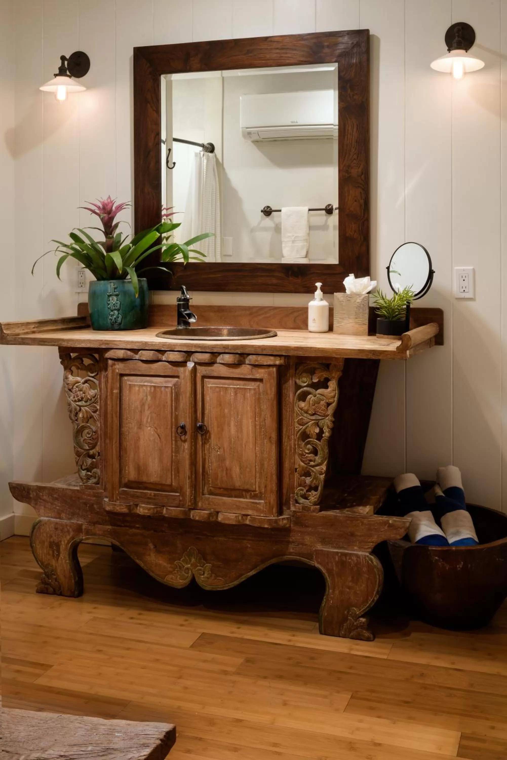 Bathroom in Paia Inn