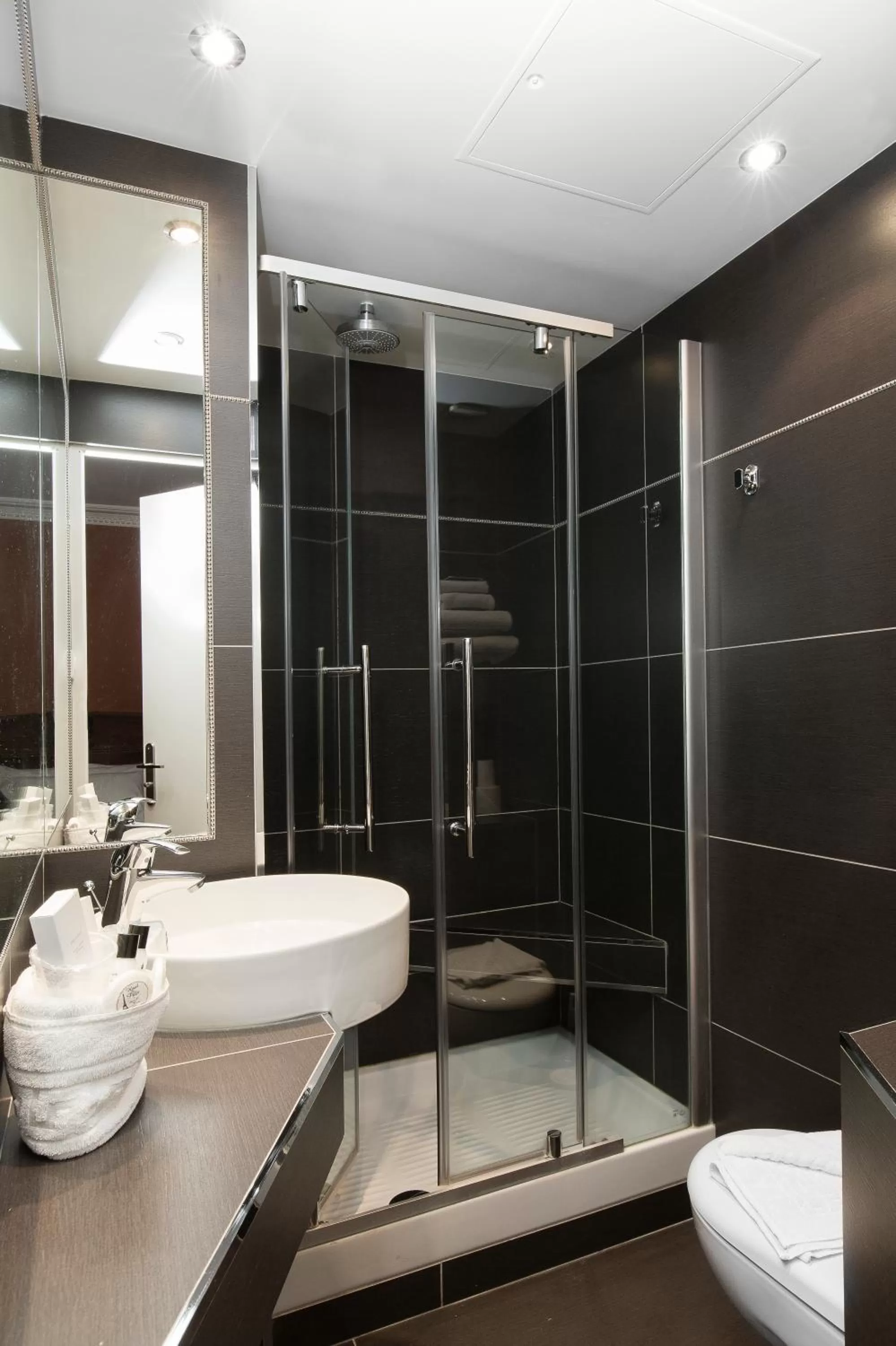 Bathroom in Hôtel De La Paix