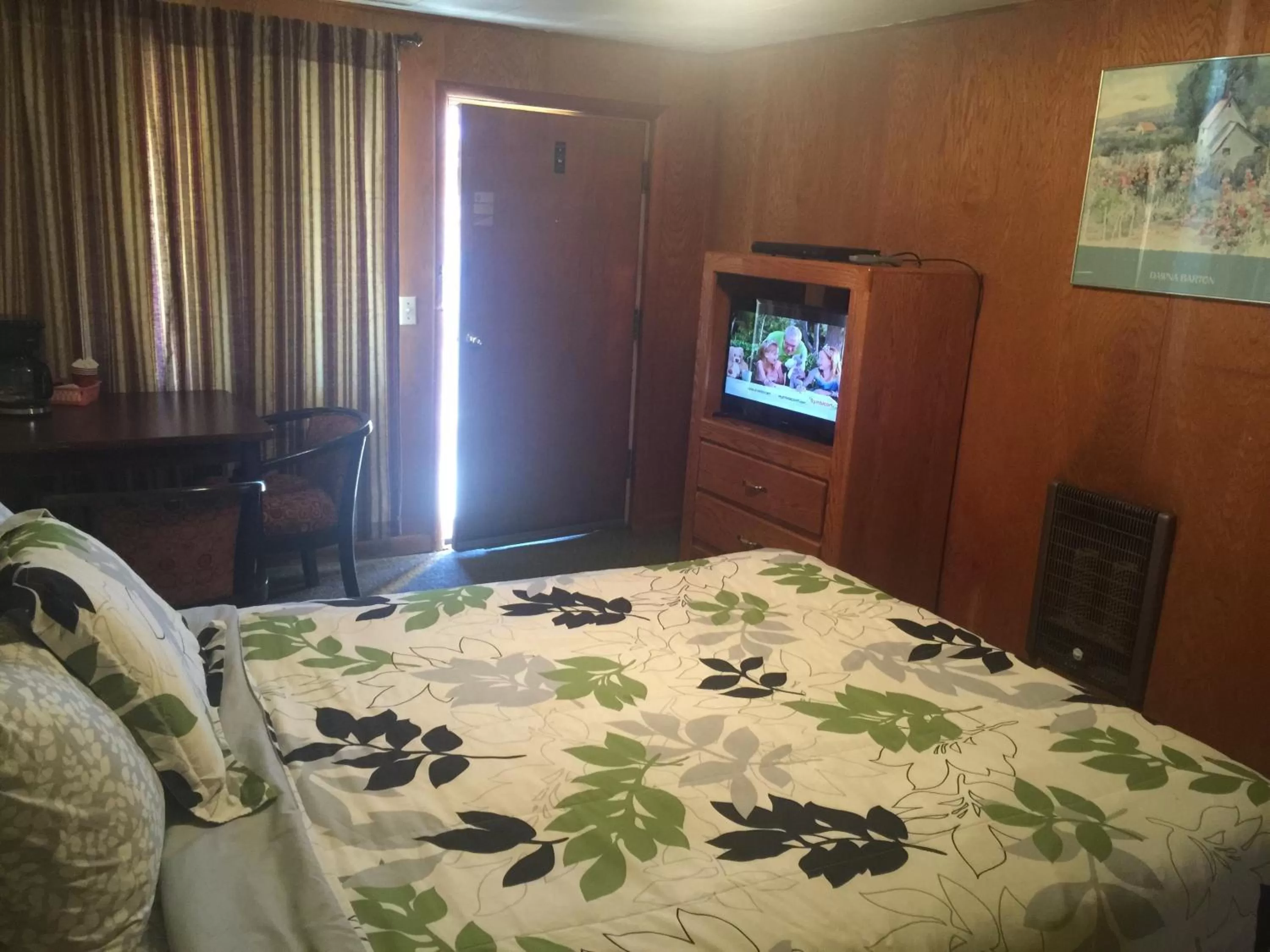 Photo of the whole room, Bed in Budget Inn Motel Chemult