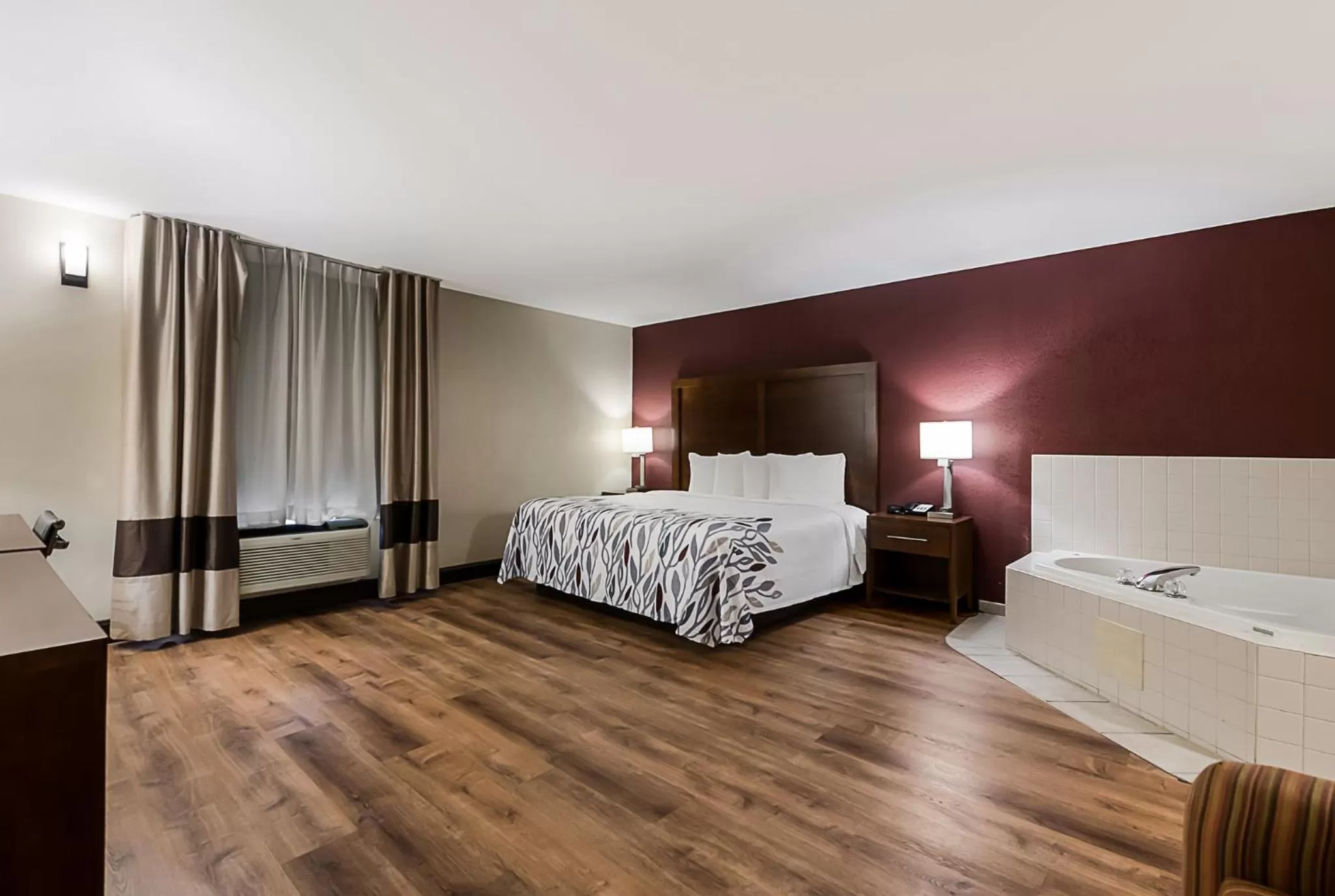 Photo of the whole room, Bed in Red Roof Inn Newport News - Yorktown