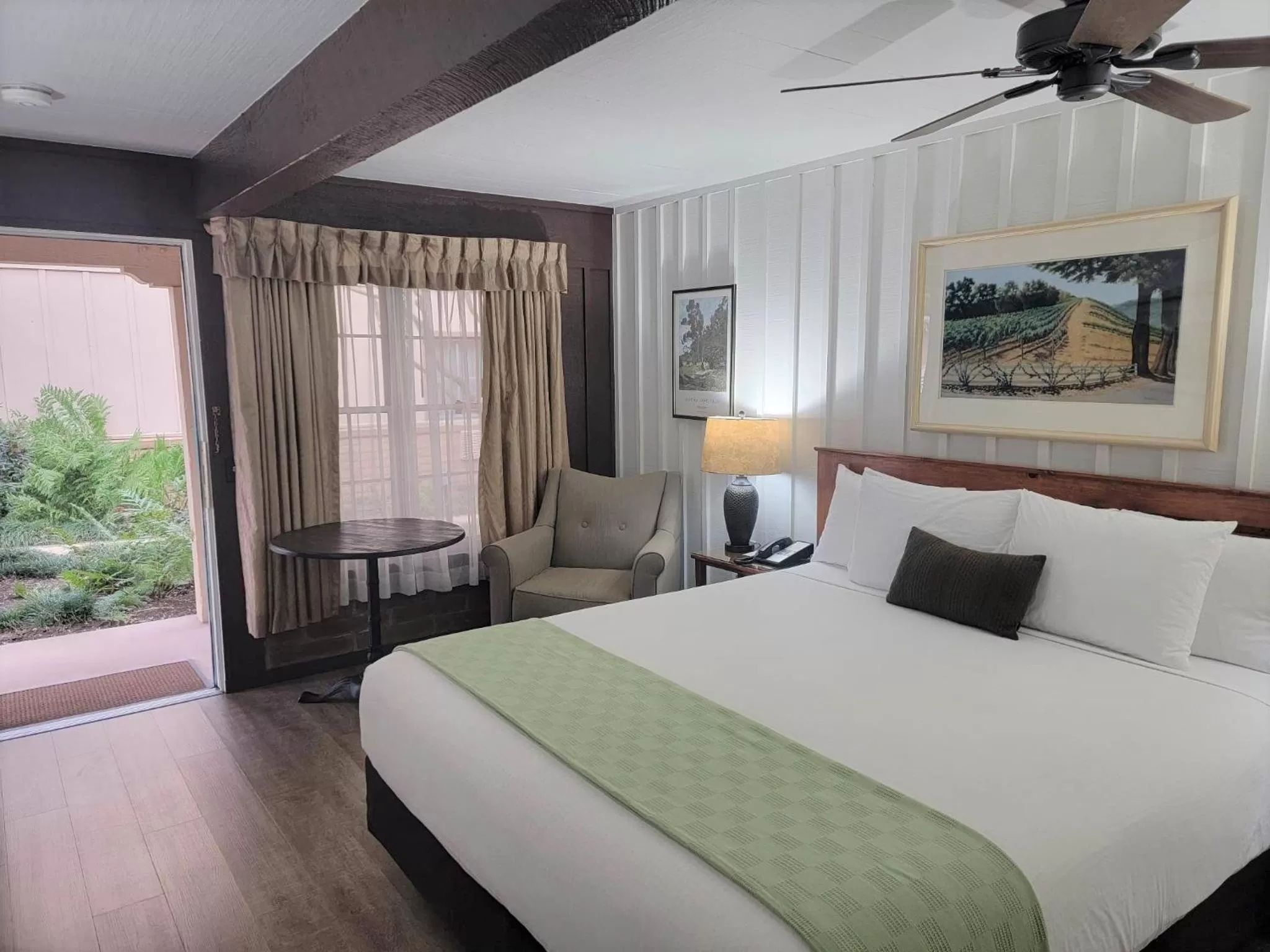 Bedroom, Bed in El Pueblo Inn