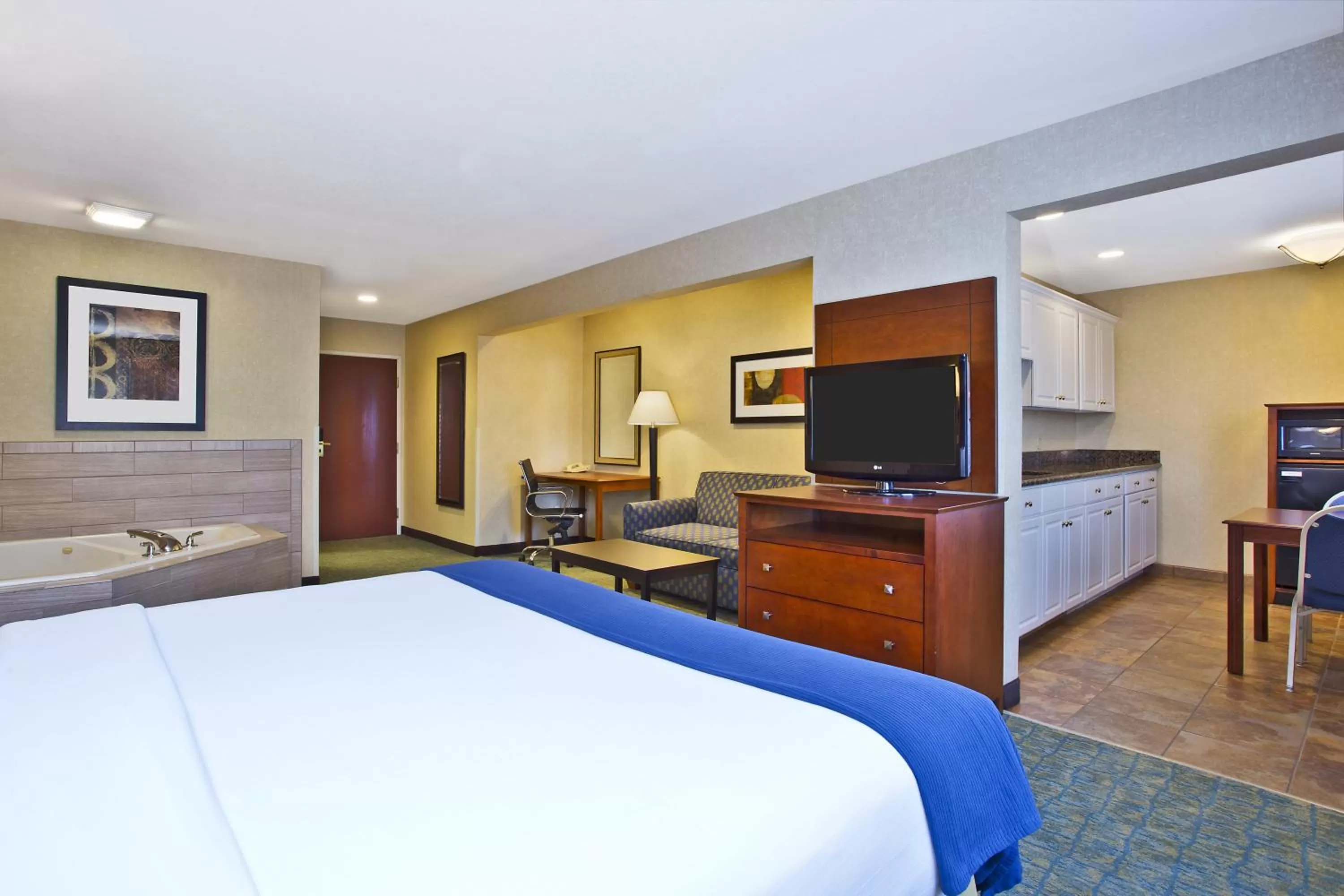 Photo of the whole room, Bed in Holiday Inn Express Hotel & Suites Wabash by IHG