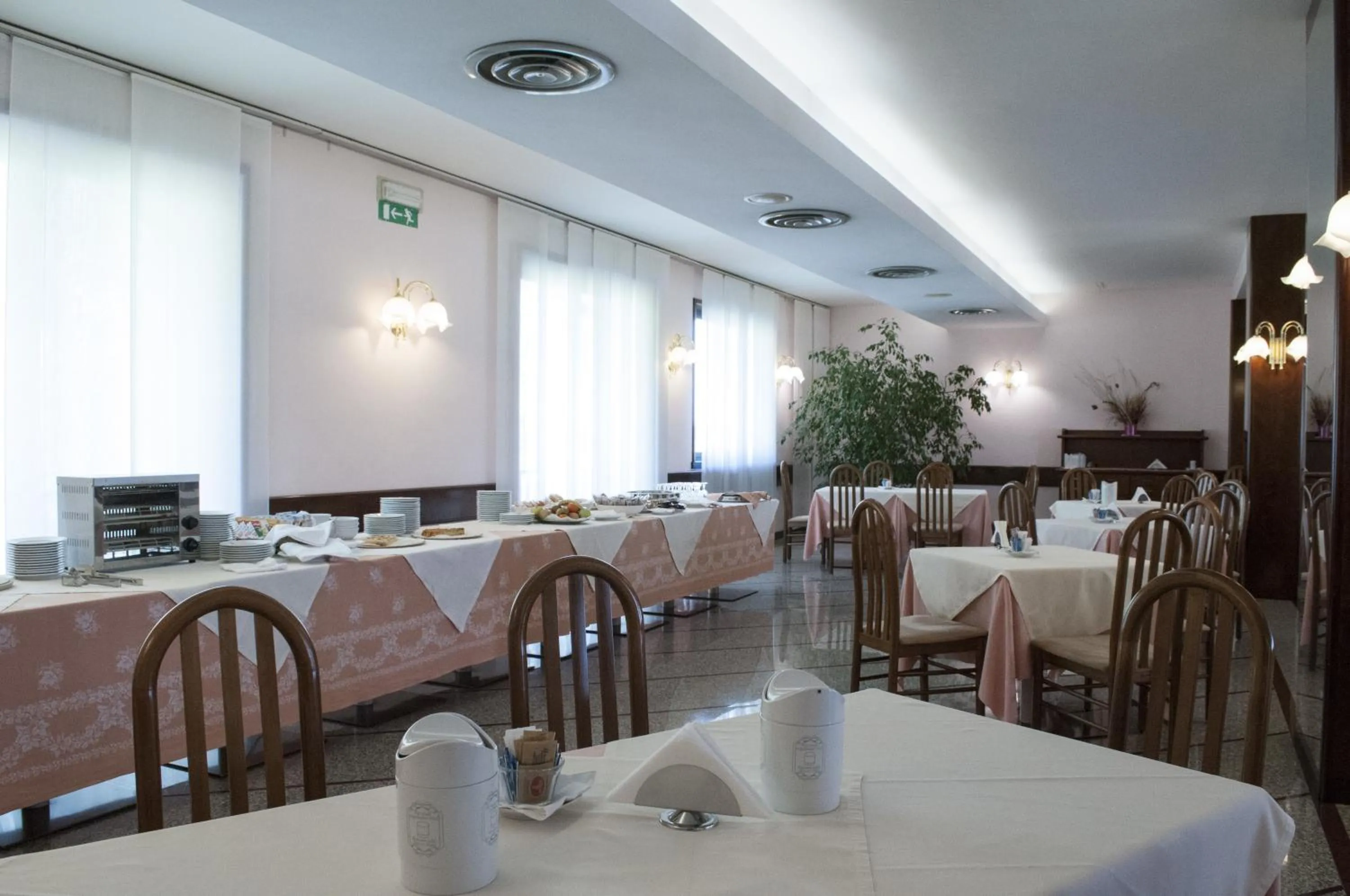 Buffet breakfast in Le Gronde