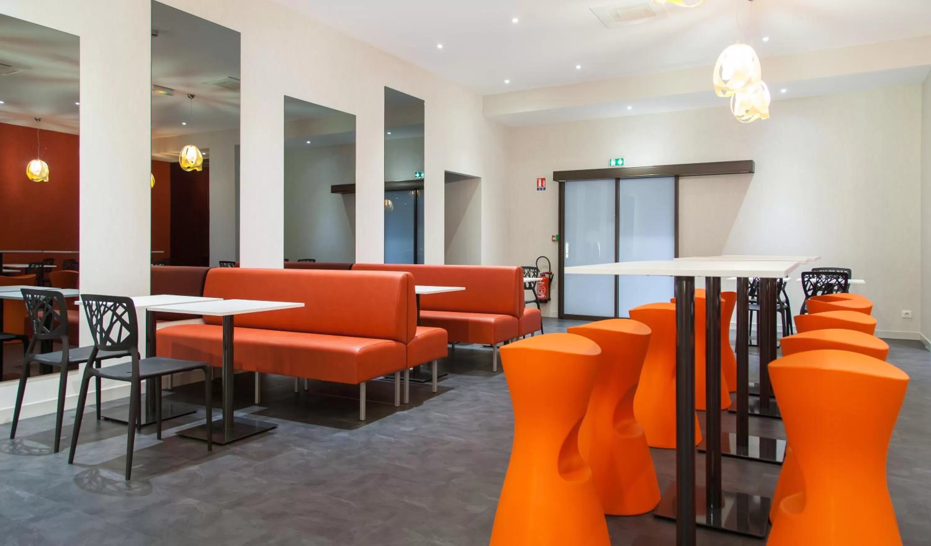 Lounge or bar in ibis Styles Poitiers Centre