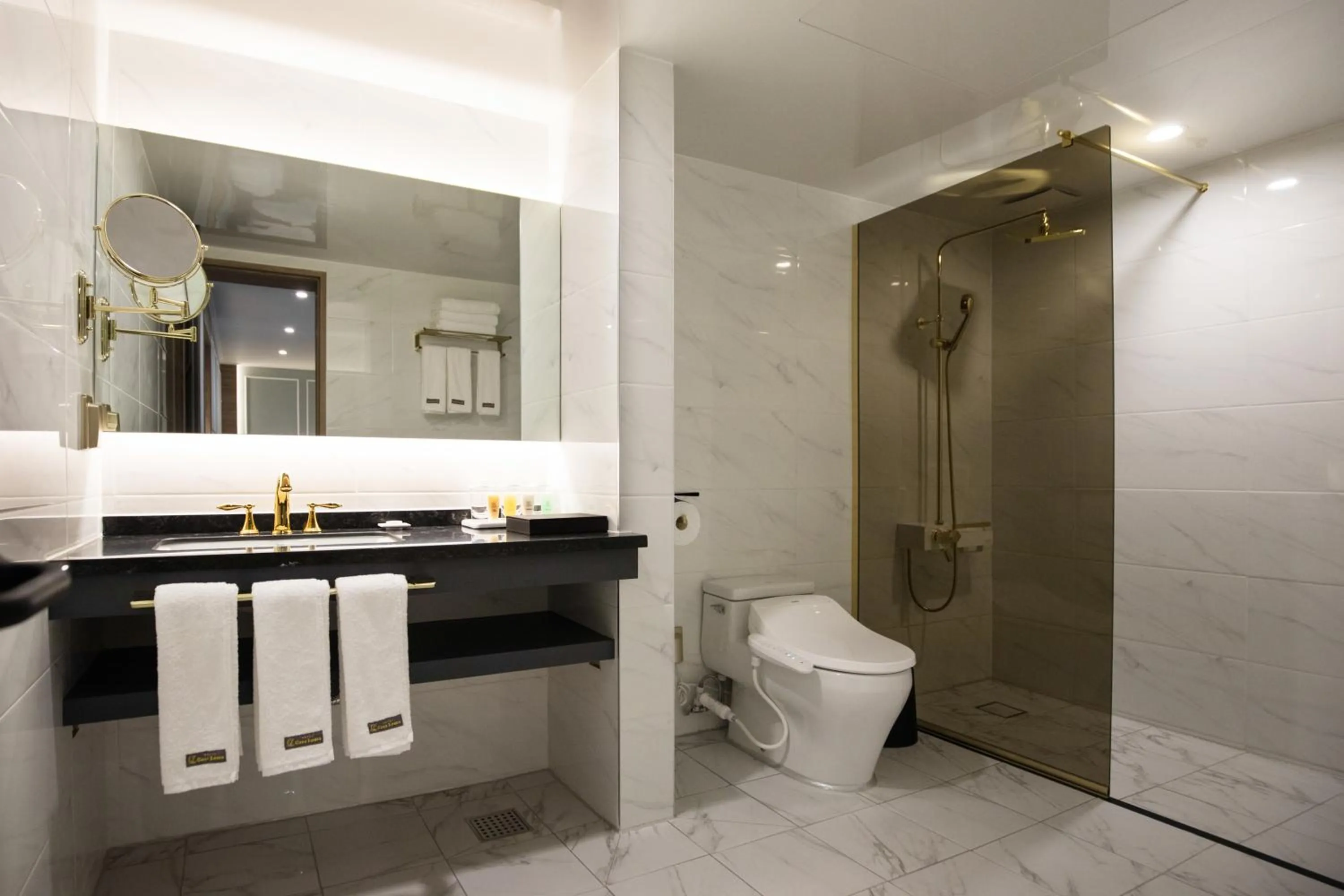 Bathroom in Casaloma Hotel