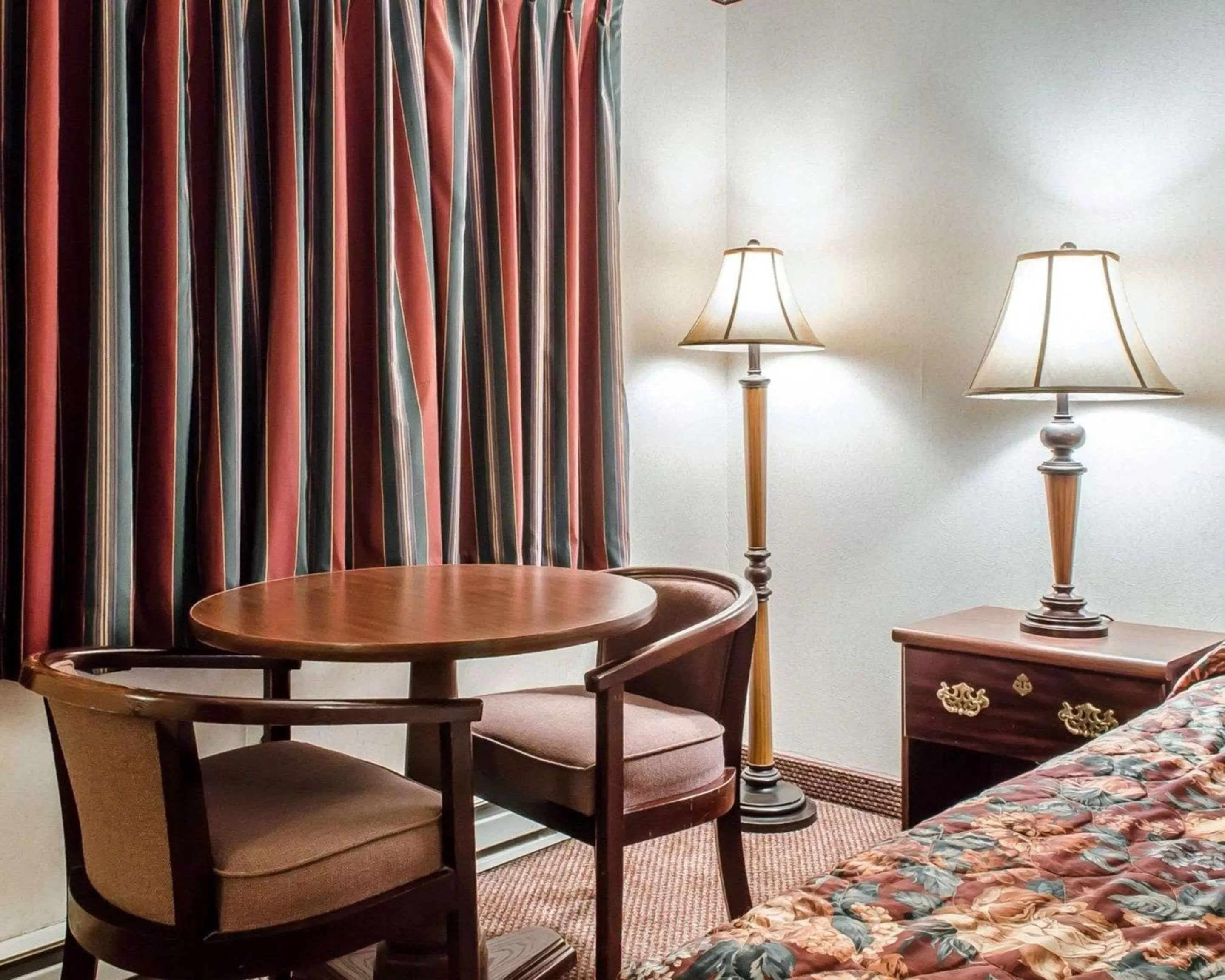 Photo of the whole room, Bed in Econo Lodge Frackville