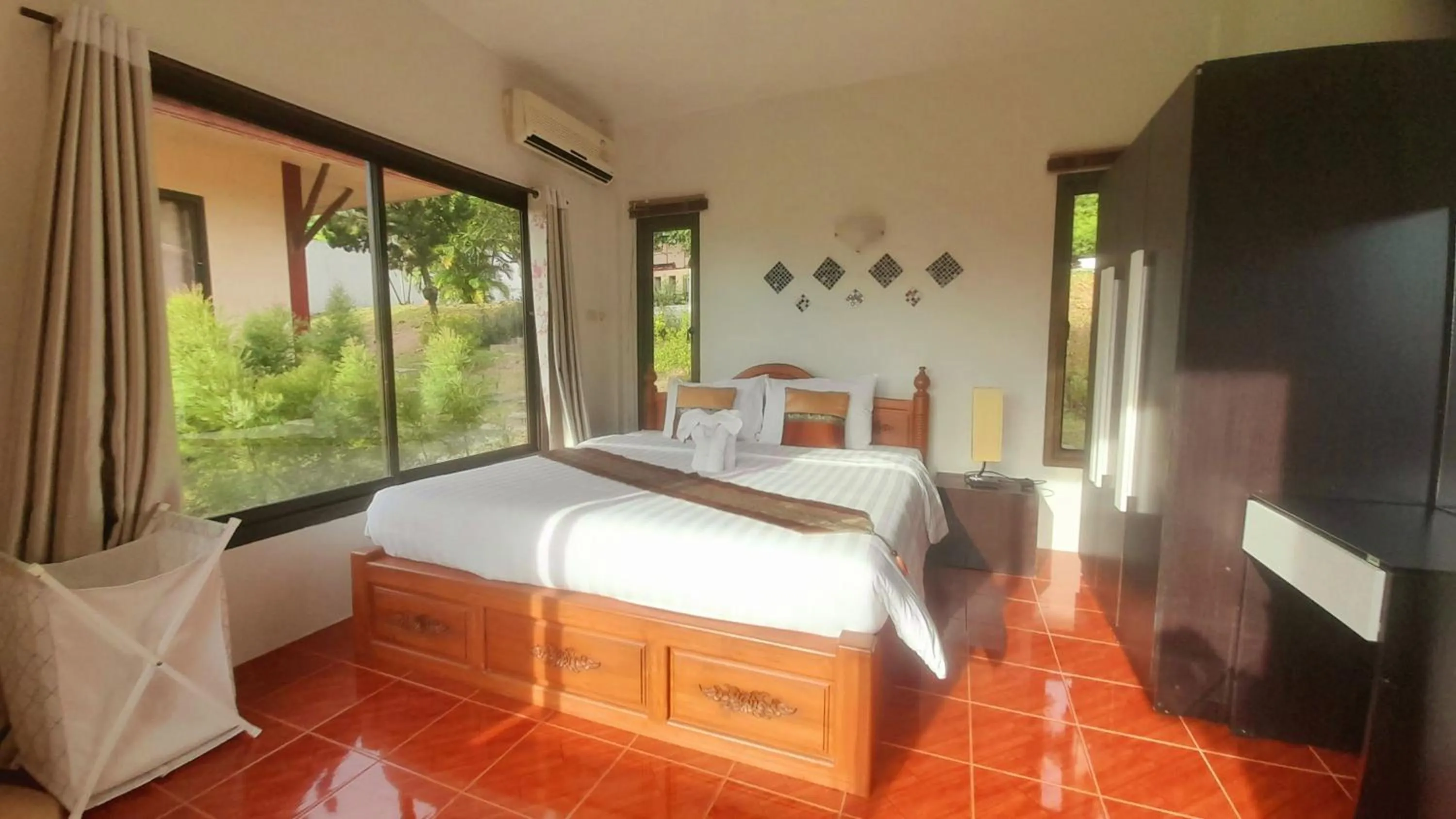 Photo of the whole room, Bed in Samui Diving Resort