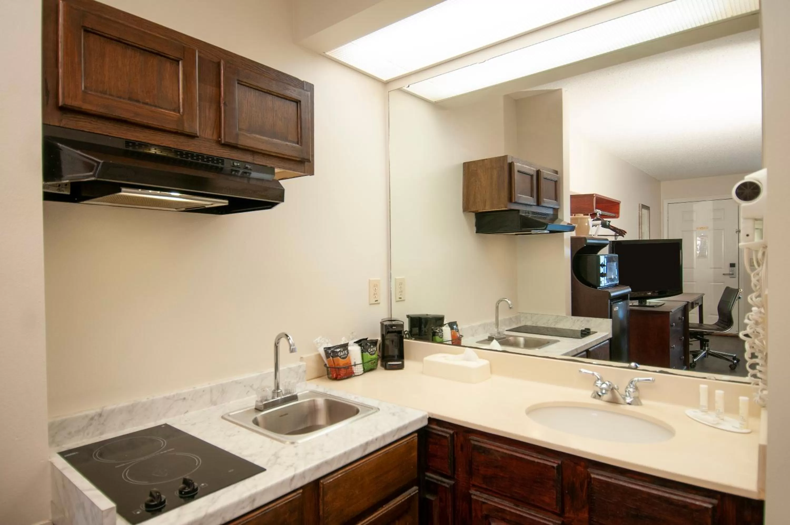 Kitchen or kitchenette in Baymont by Wyndham Tuscaloosa