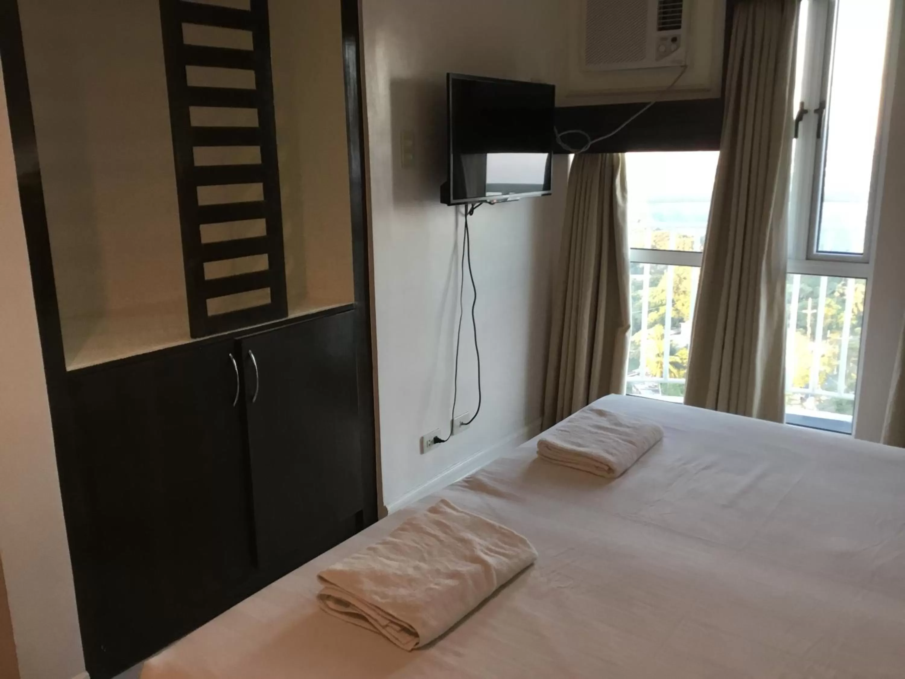 Bed in Condo with Free Swimming Pool & Viewing Deck