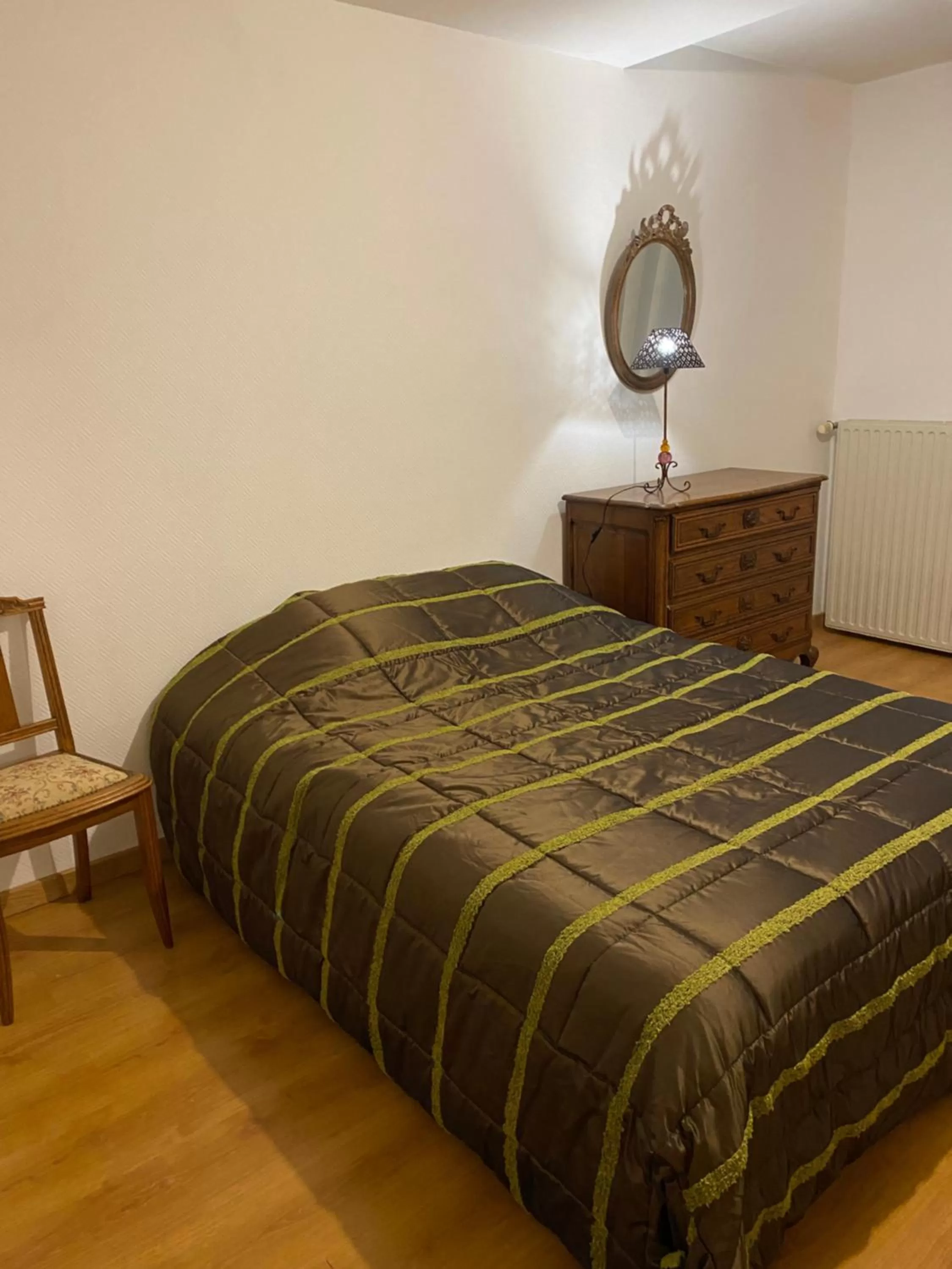 Photo of the whole room, Bed in La Chambre d'Angèle