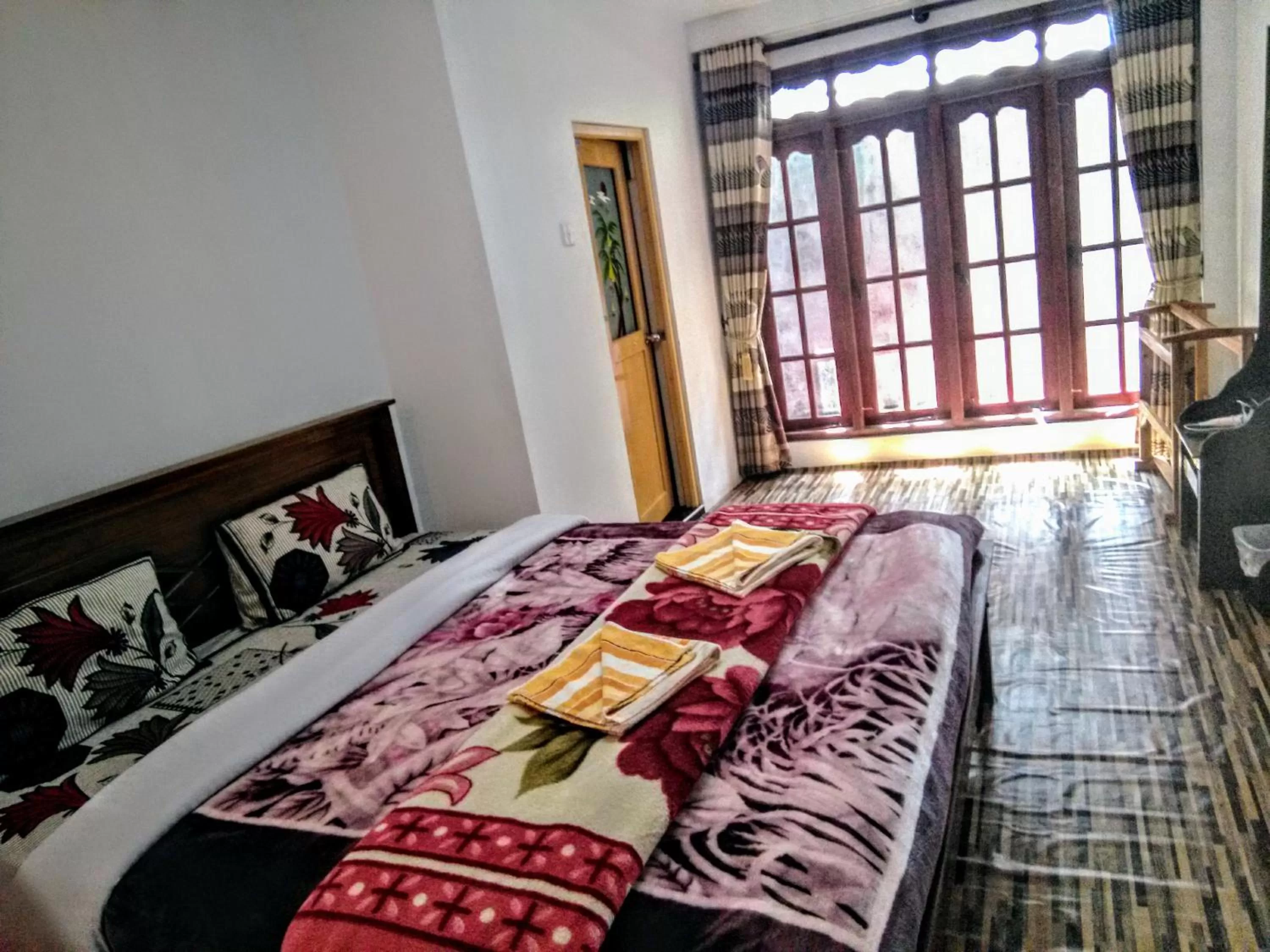 Bedroom, Bed in travellers nest inn