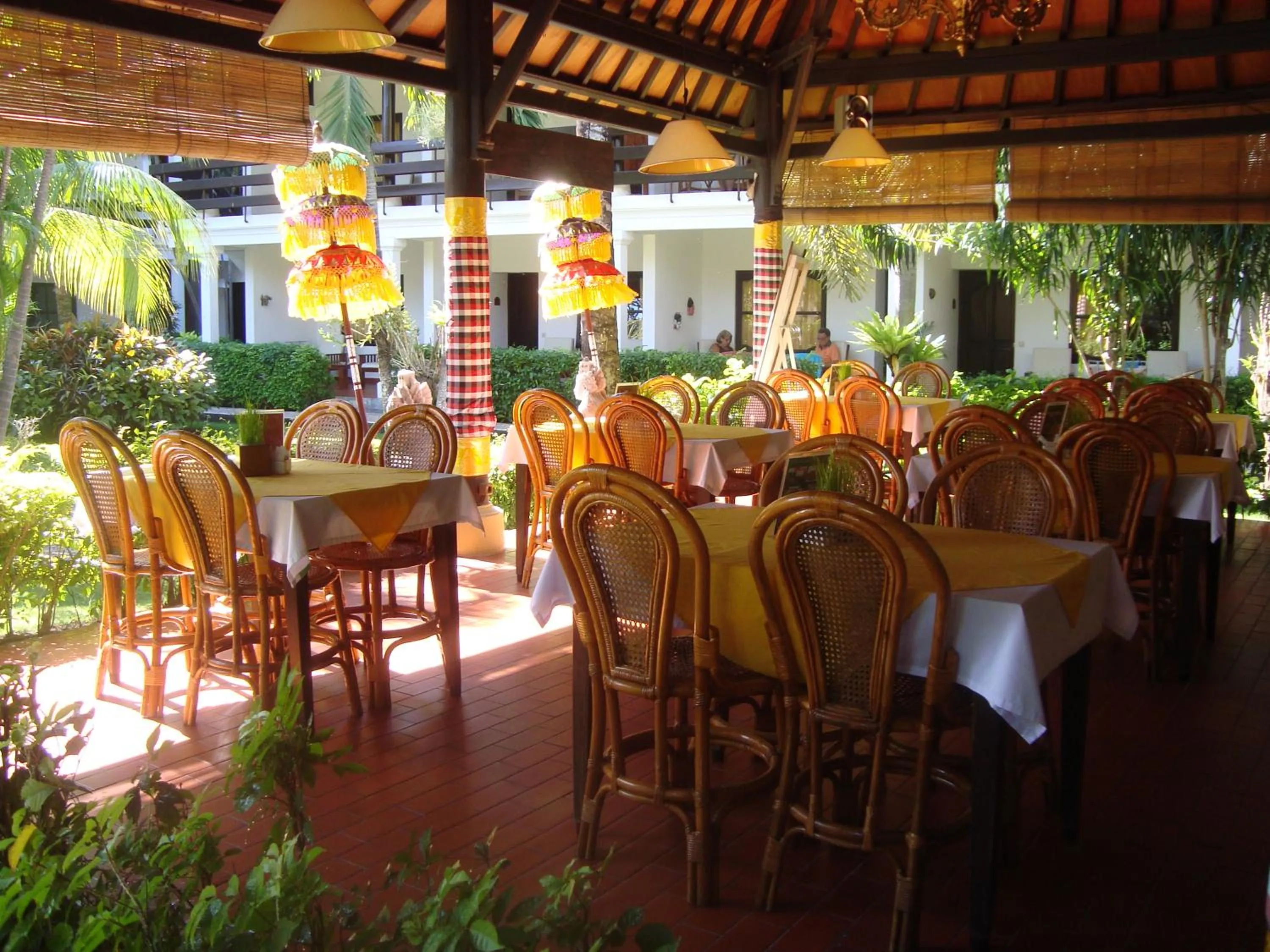 Restaurant/places to eat in Palm Garden Hotel
