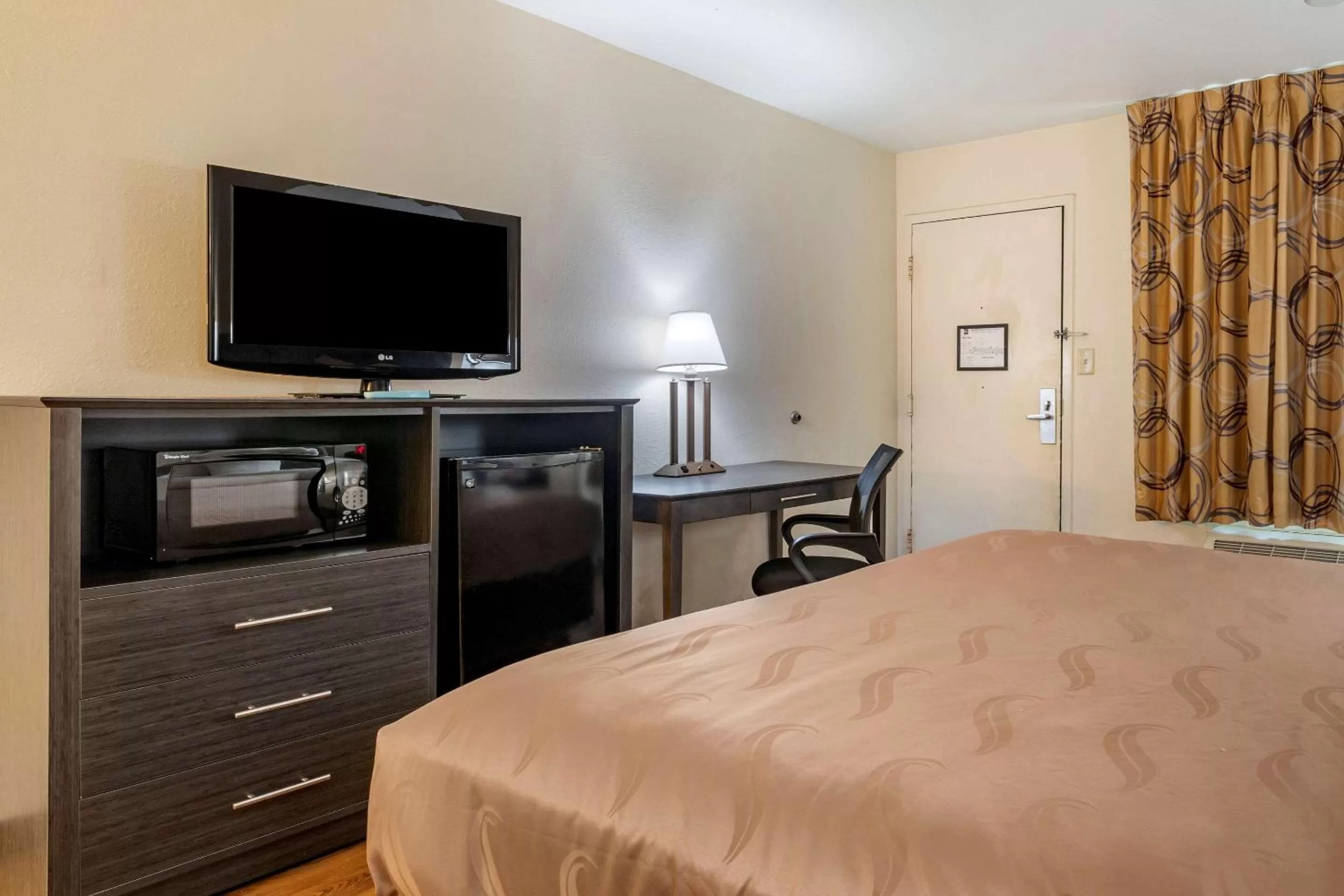 Bedroom in Quality Inn At Town Center