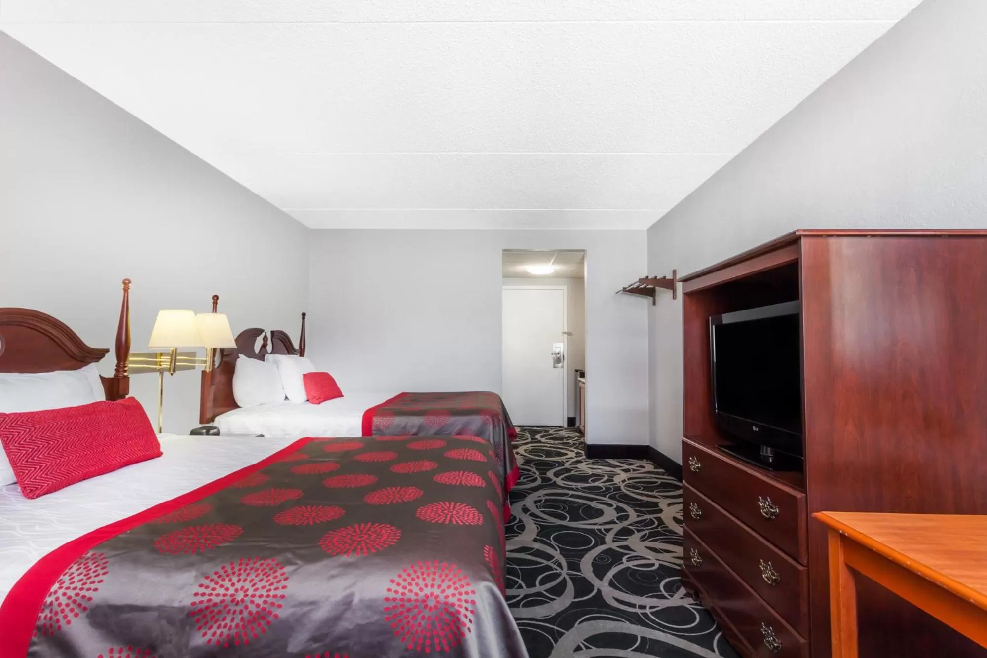 Photo of the whole room, Bed in Ramada by Wyndham Henderson/Evansville