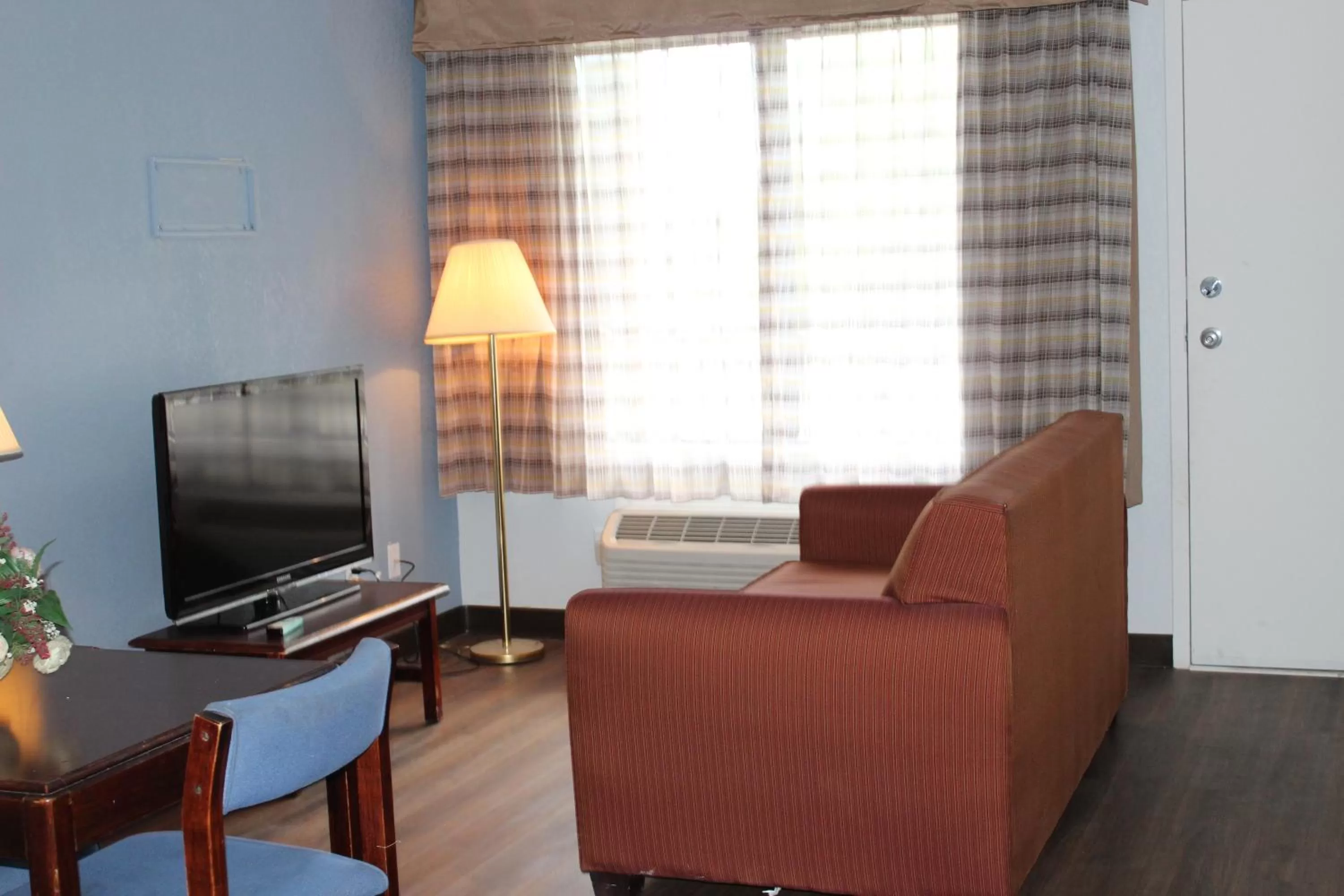 Living room in Quality Inn - On The Lake Clarksville-Boydton