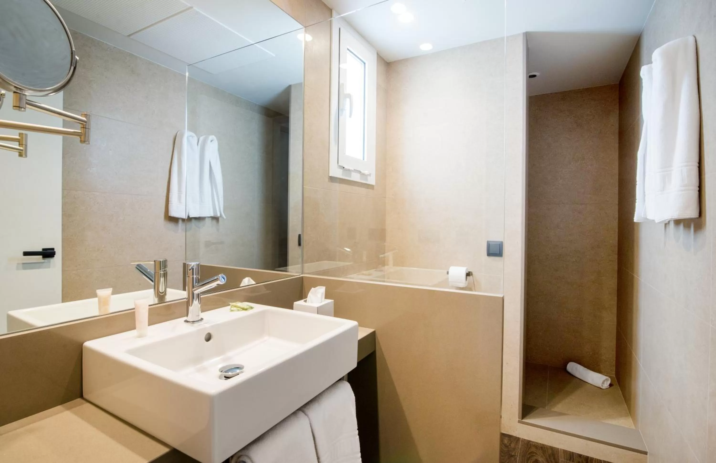 Bathroom in Peninsular