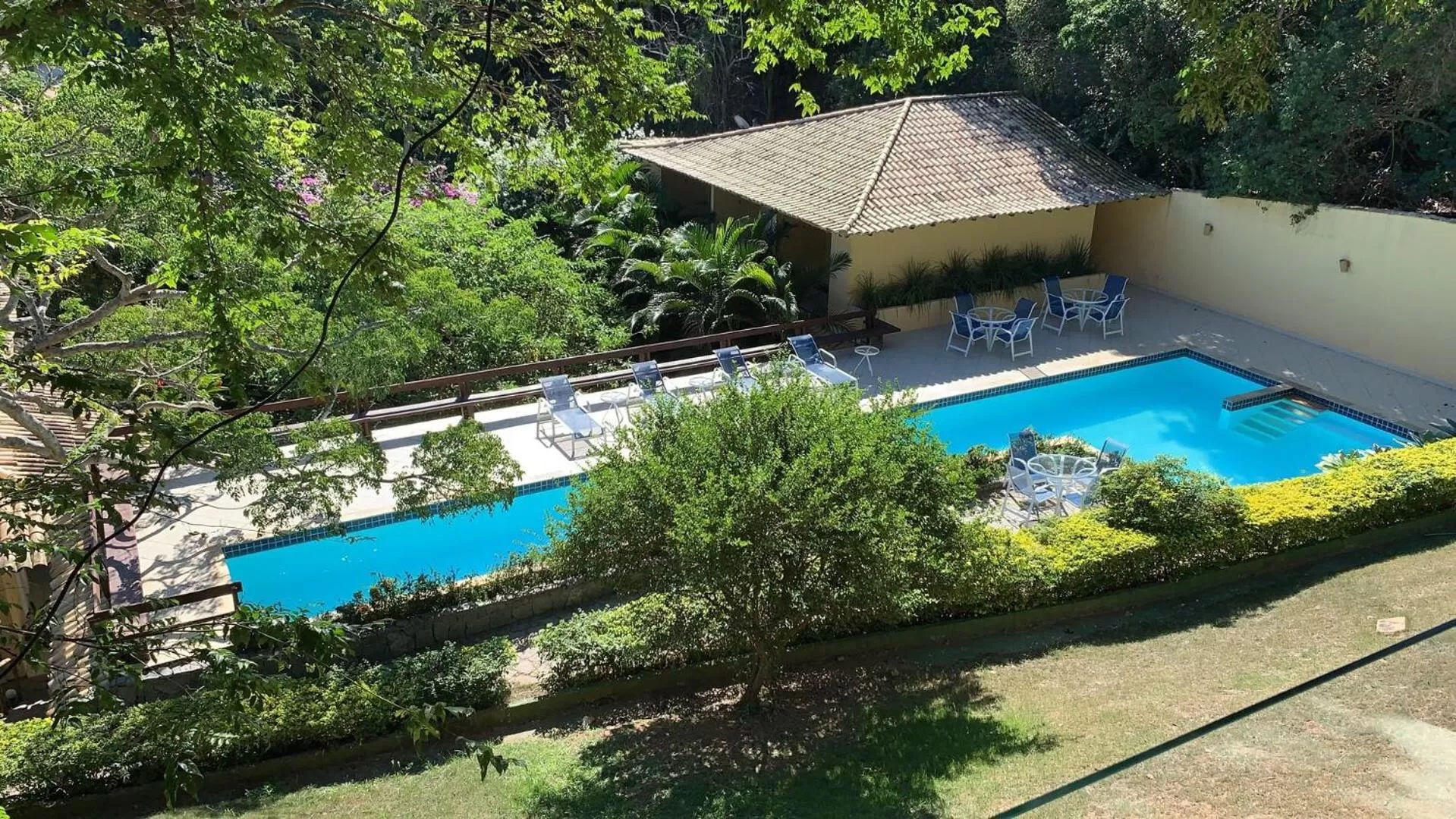 Pool View in Praia da Ferradurinha Guest House