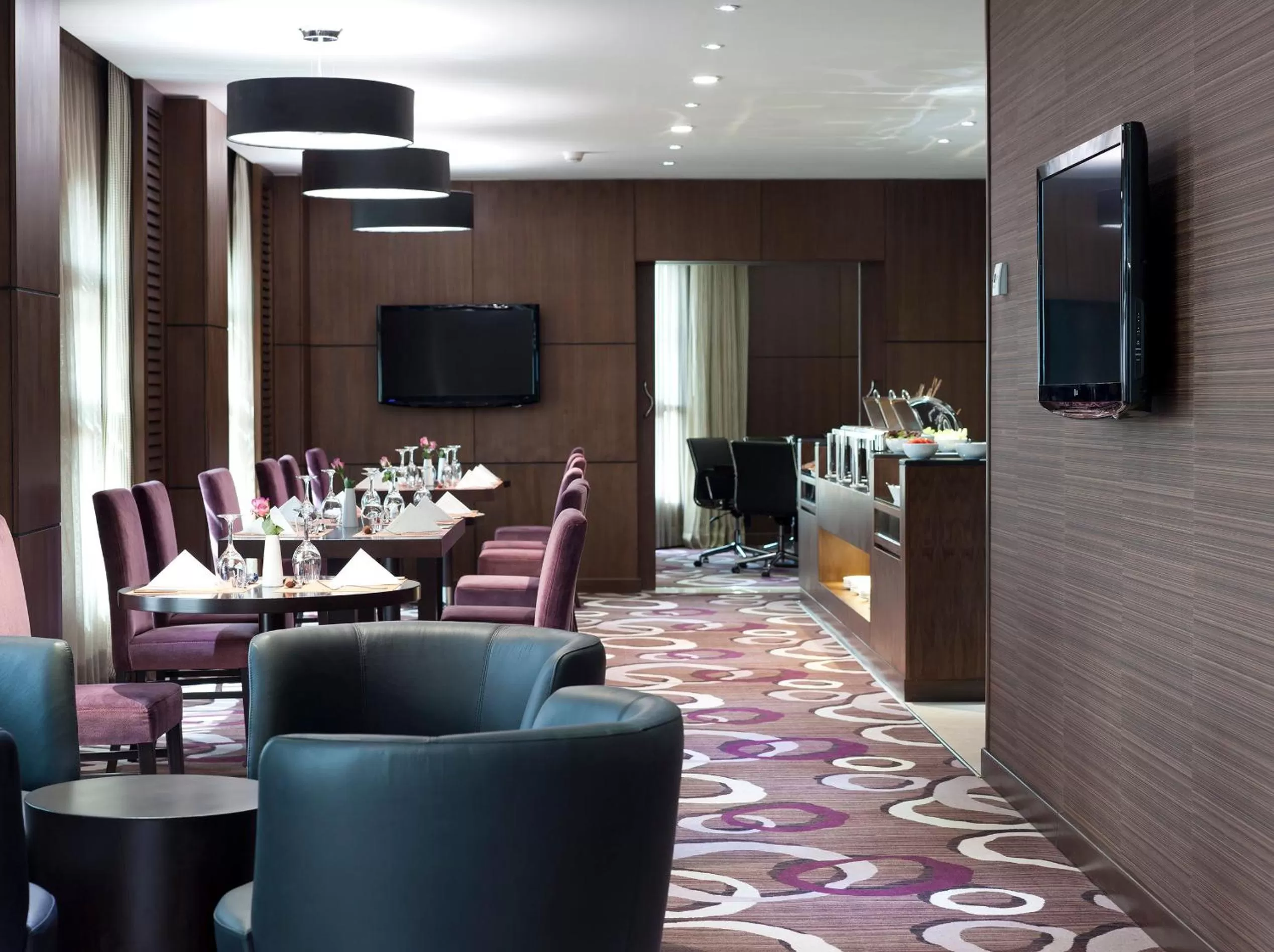 Lounge or bar in Crowne Plaza Madinah by IHG