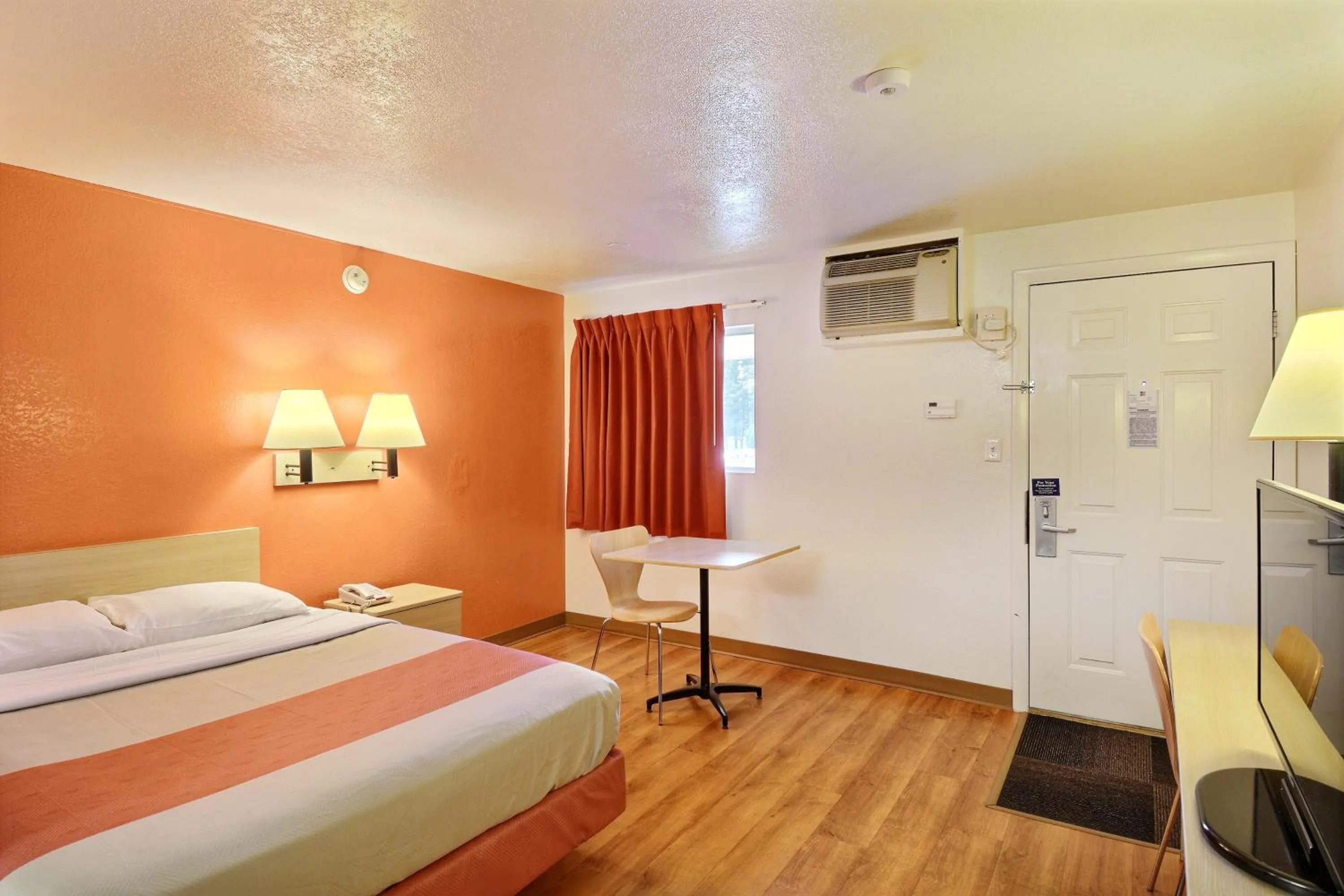 Bedroom, Bed in Travelodge by Wyndham Brattleboro VT