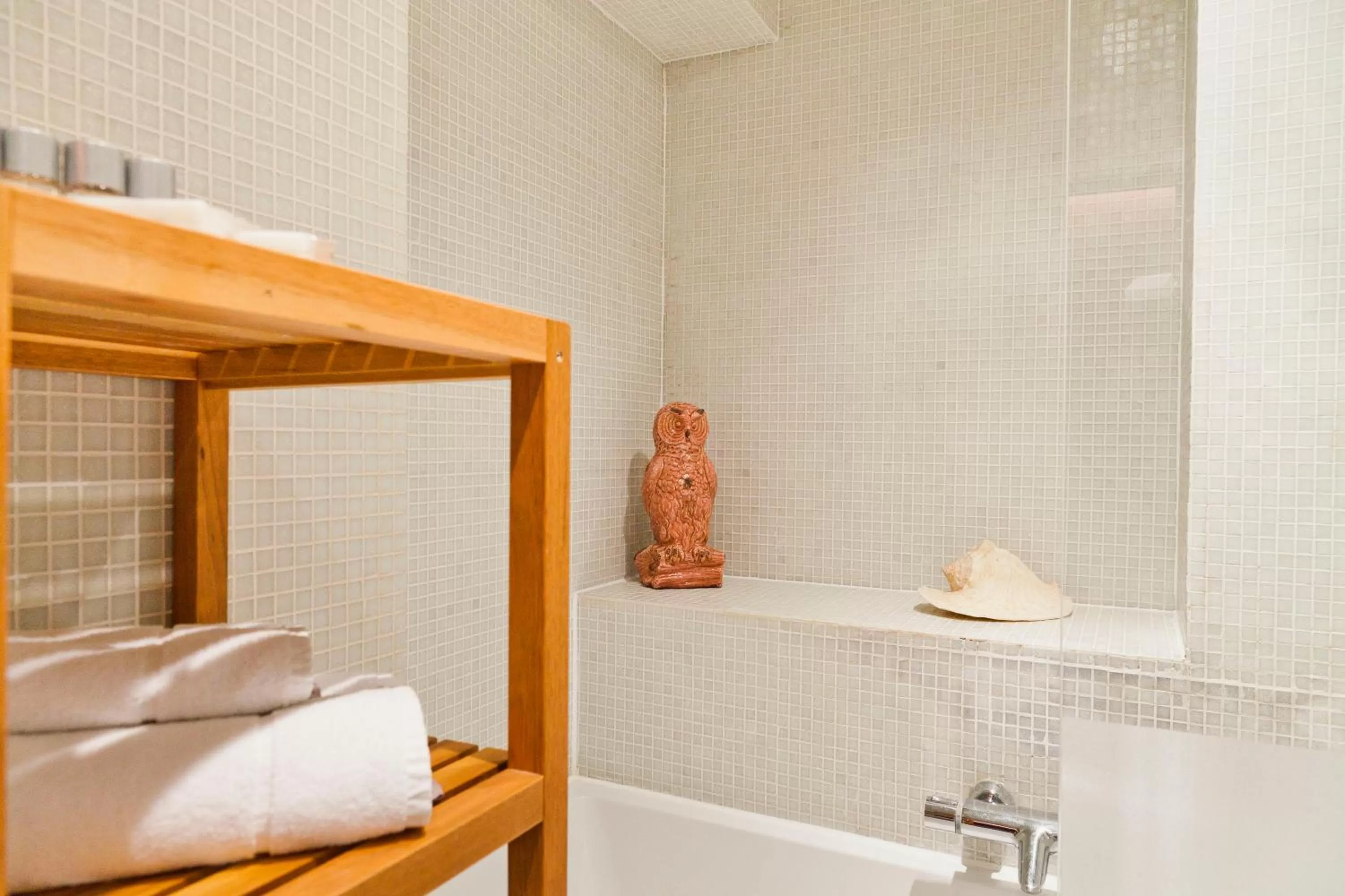 Decorative detail in Hotel Diamonds and Pearls