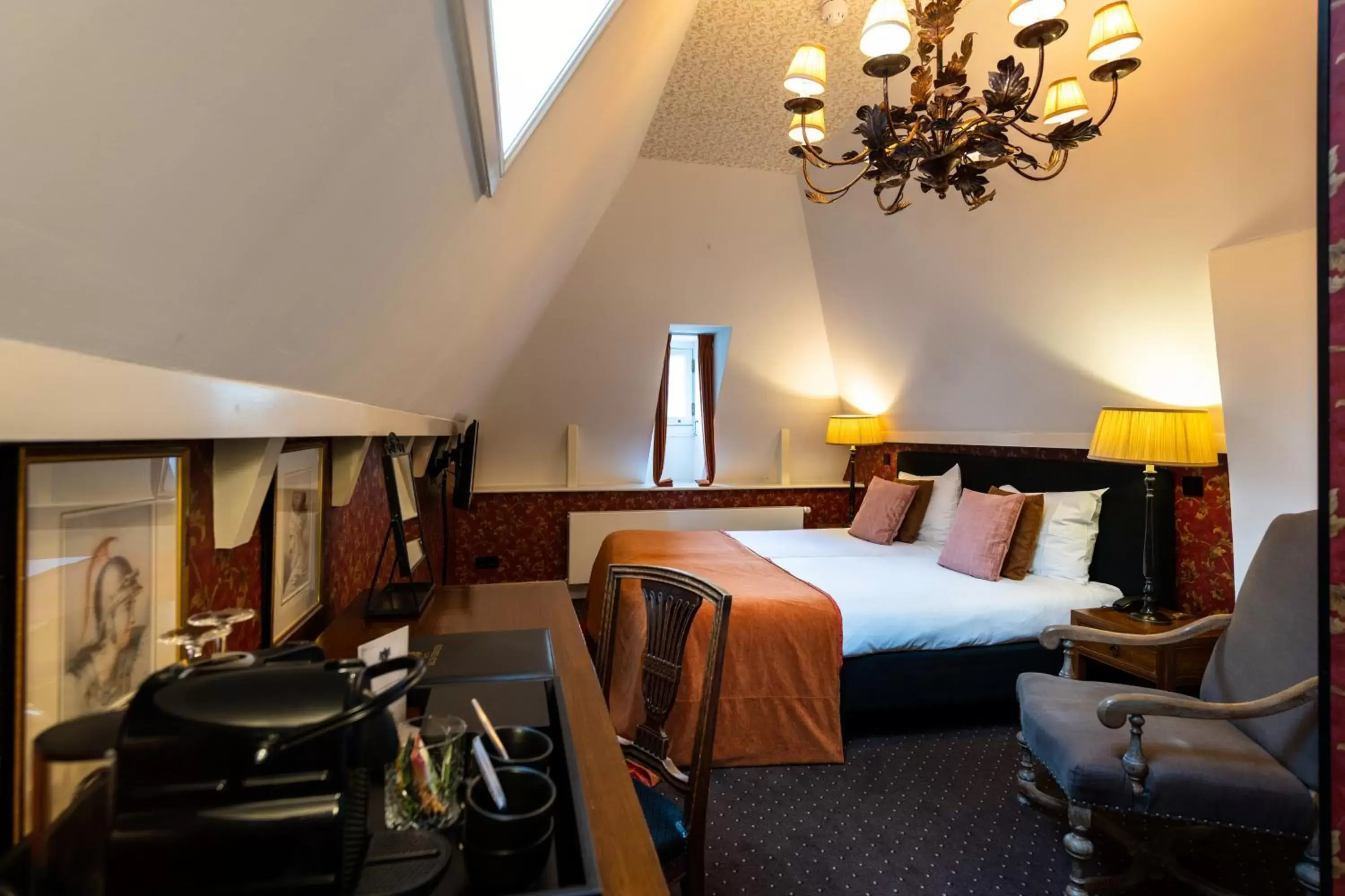 Small Deluxe Double Room in Grand Boutique Hotel-Restaurant Huis Vermeer Small Deluxe Double Room in Grand Boutique Hotel-Restaurant Huis Vermeer