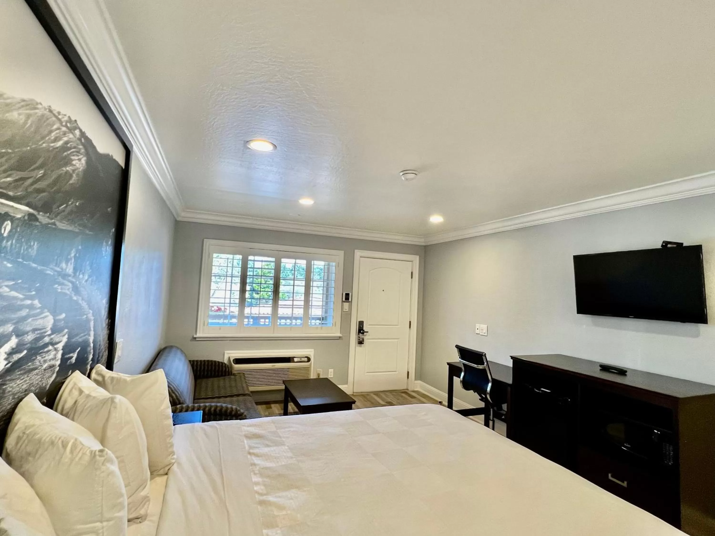 Photo of the whole room, Bed in Aura Inn Monterey