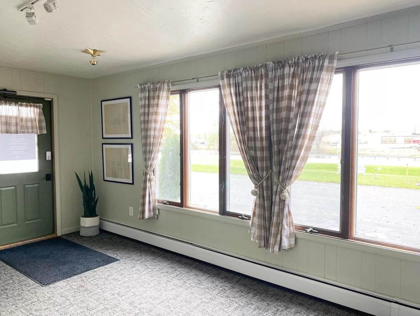 Lobby or reception in The River Hills Motel - Algoma, WI - Near Door County