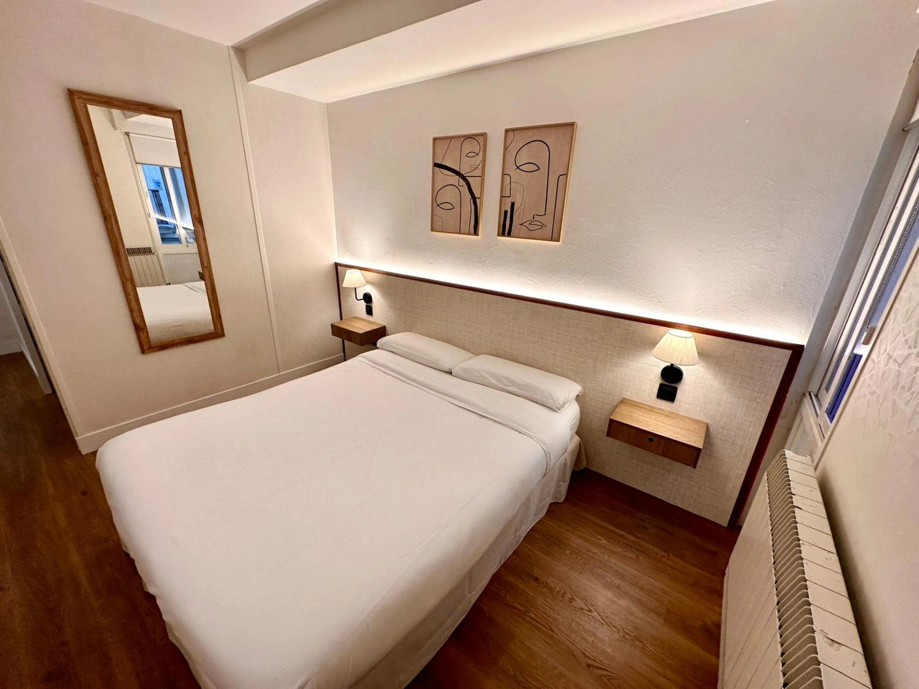 Photo of the whole room, Bed in Far Home Gran Vía