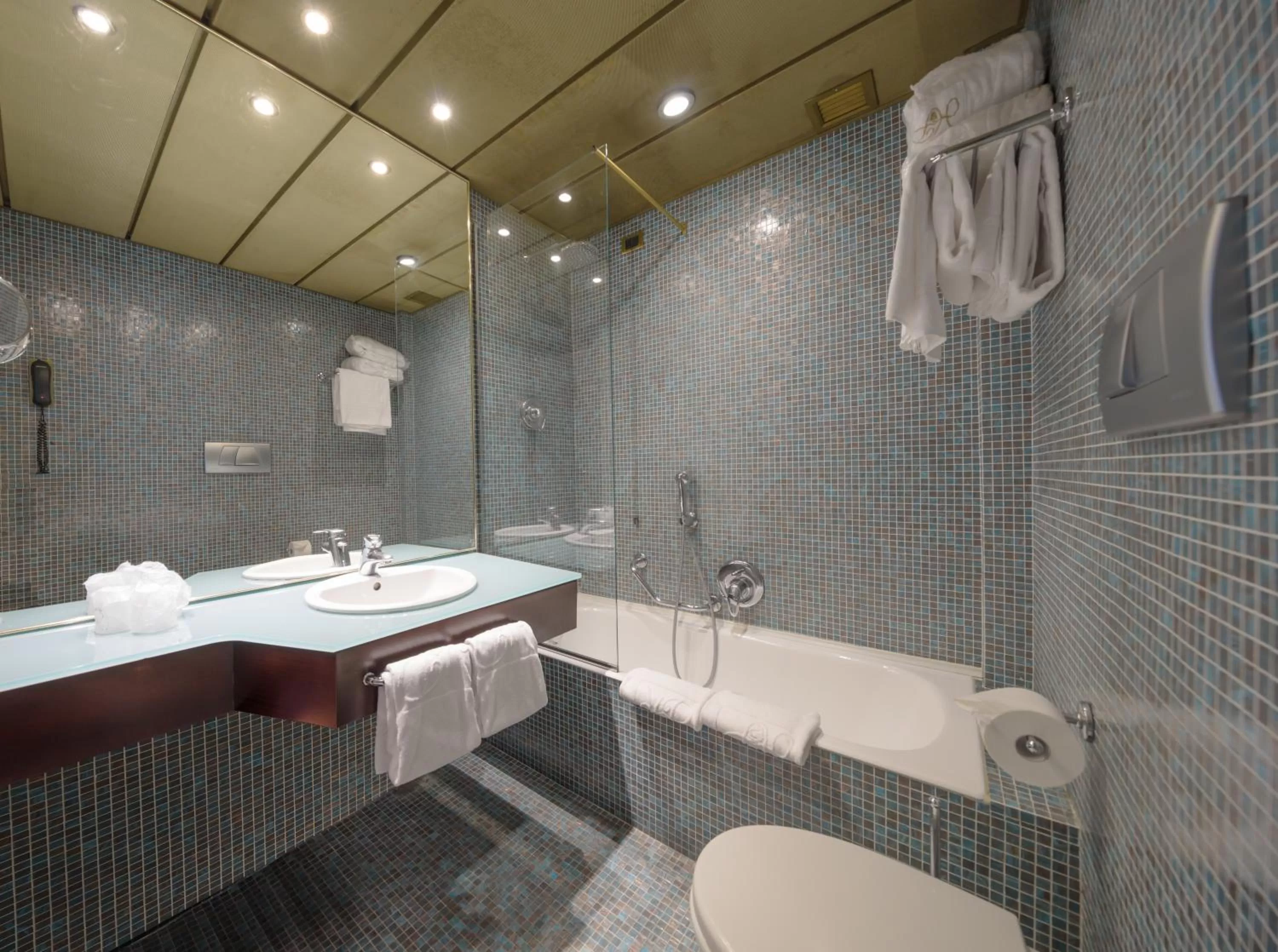 Toilet in Hotel Pierre Milano