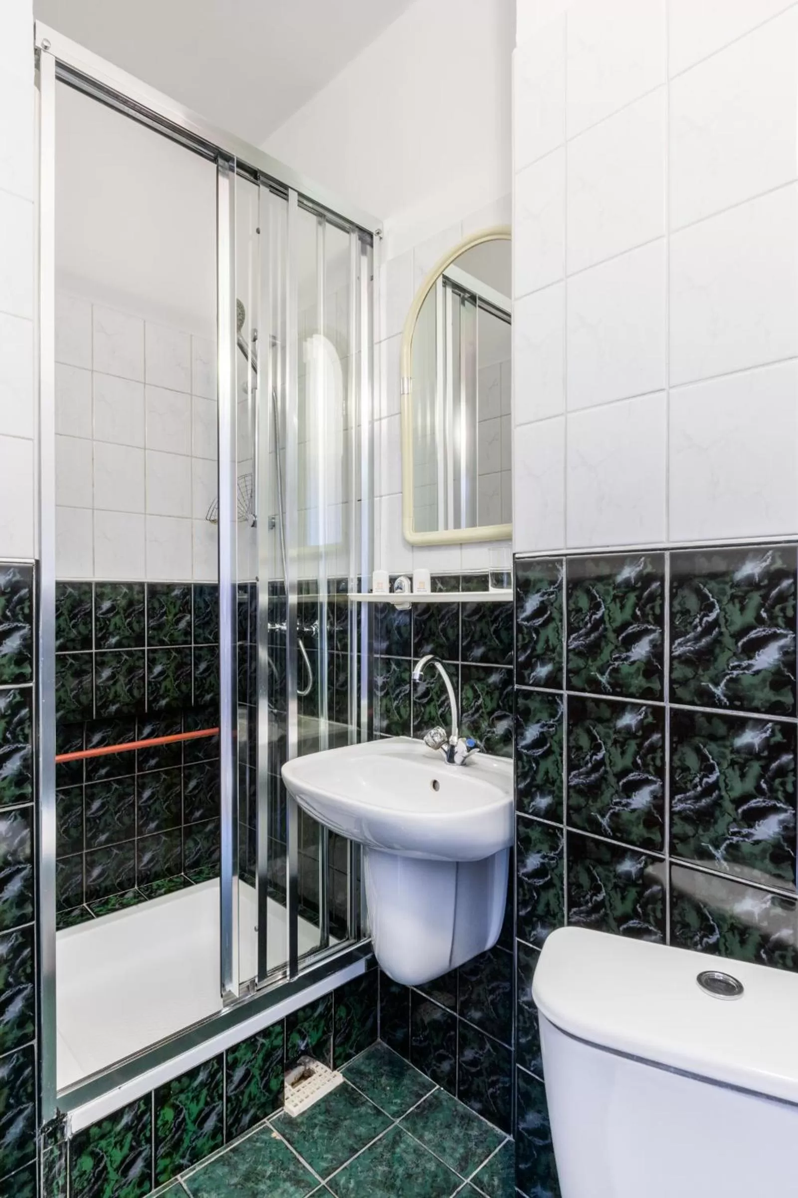 Bathroom in Hotel Helios 300m od Krupówek nowy BASEN od 12 lipca