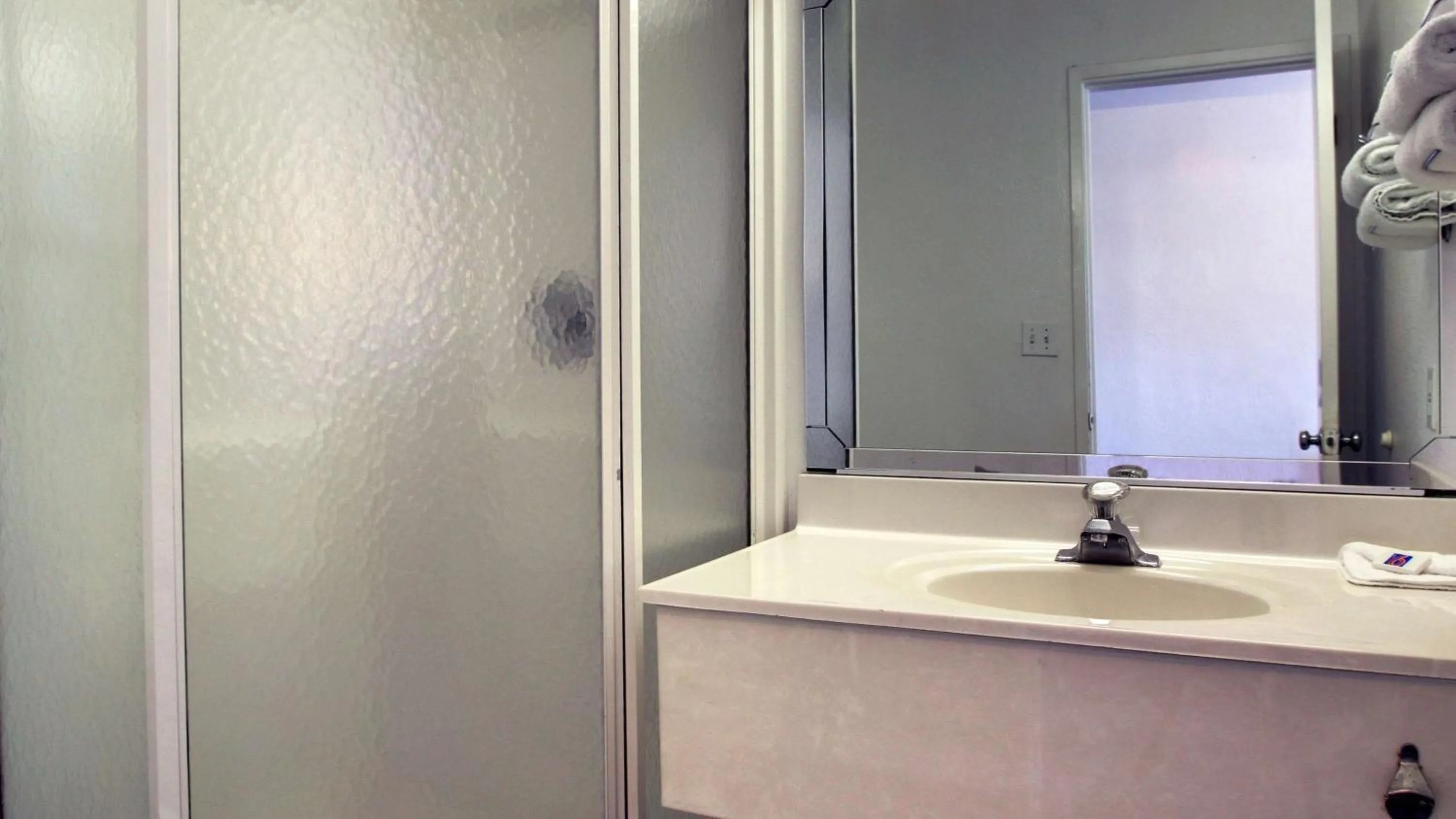 Queen Room - single occupancy - Non-Smoking in Motel 6-Normal, IL - Bloomington Area