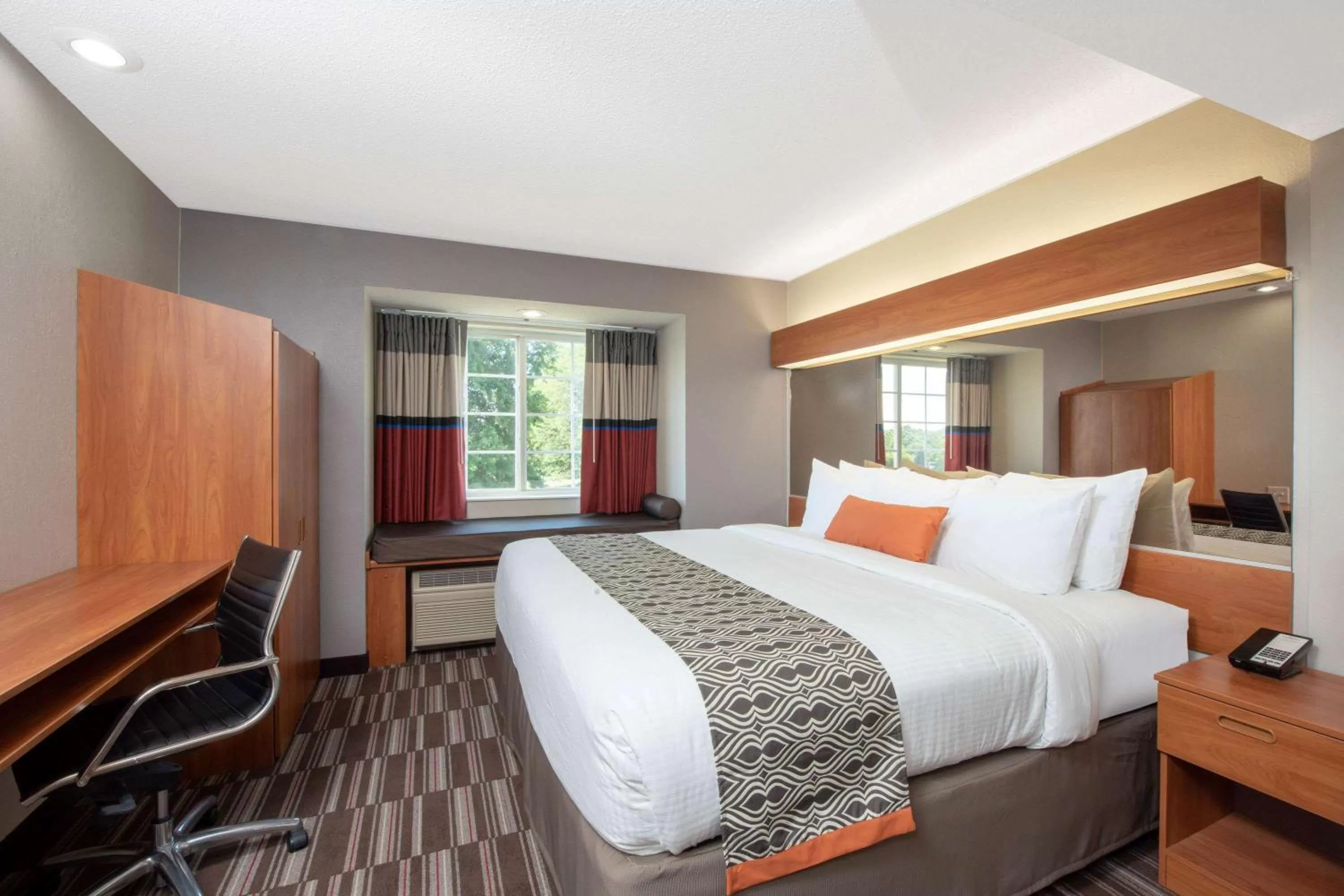 Photo of the whole room, Bed in Microtel Inn & Suites by Wyndham Springfield