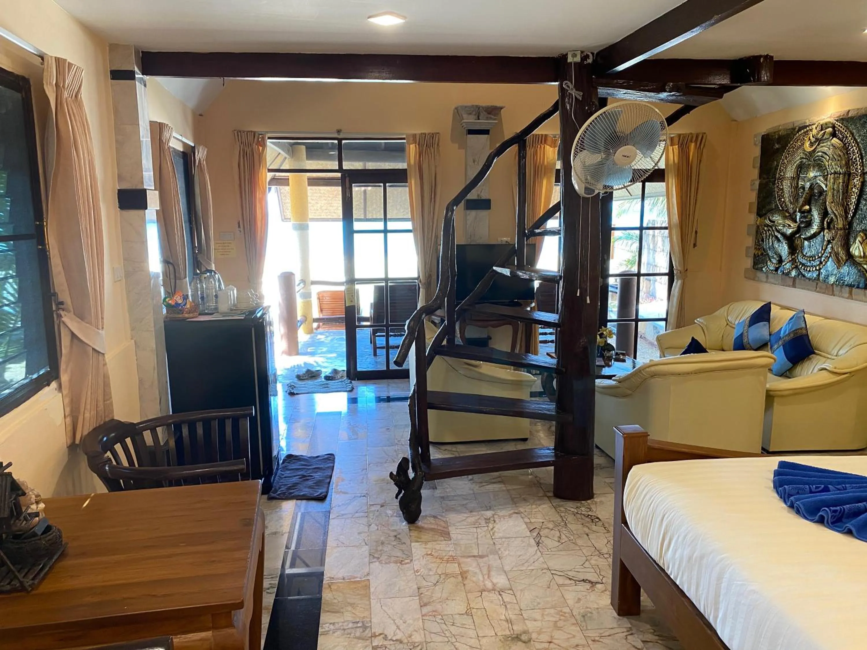 Living room, Bed in Laguna Beach Club Resort